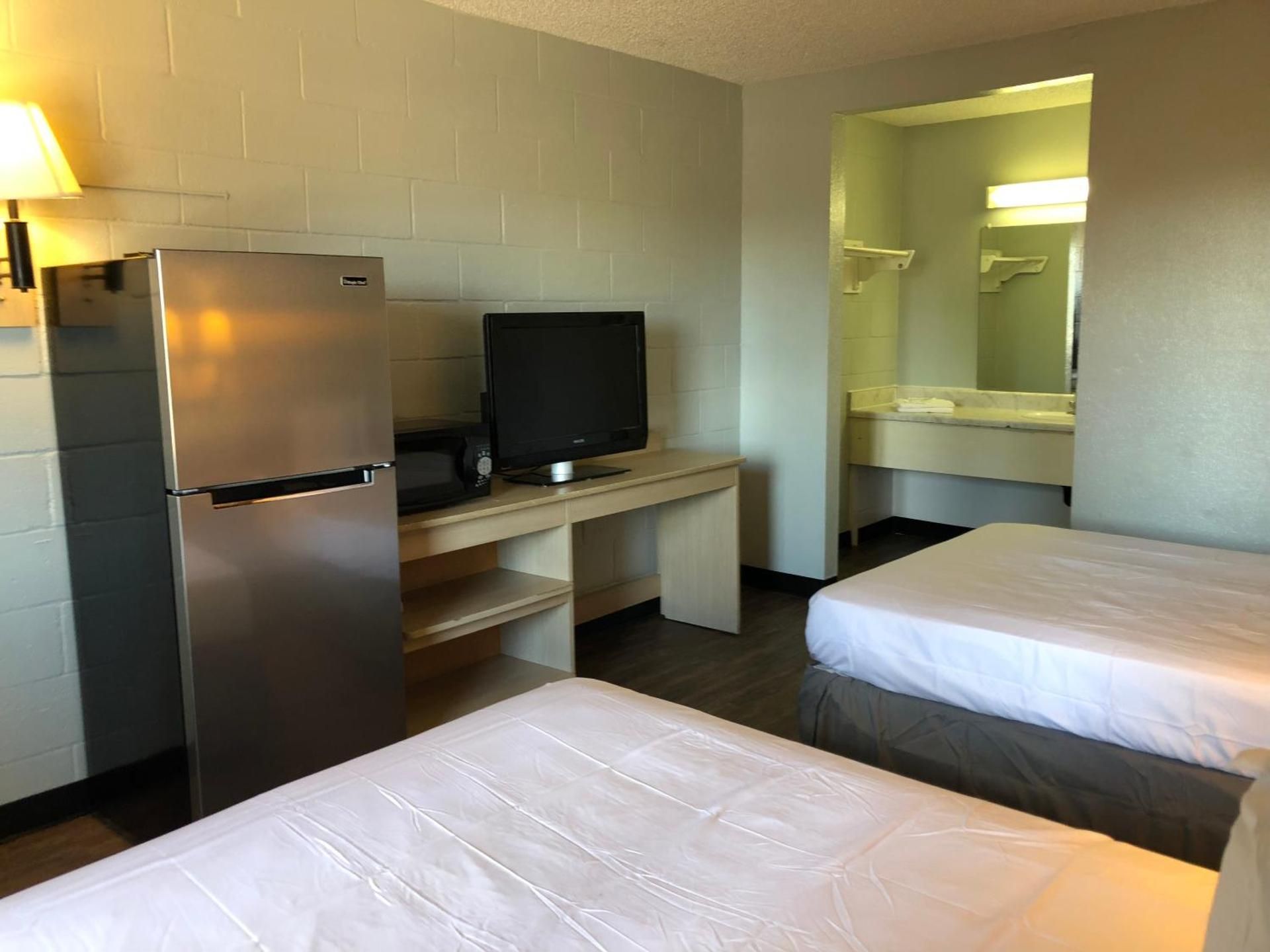Deluxe Room with Full and Twin Bed
