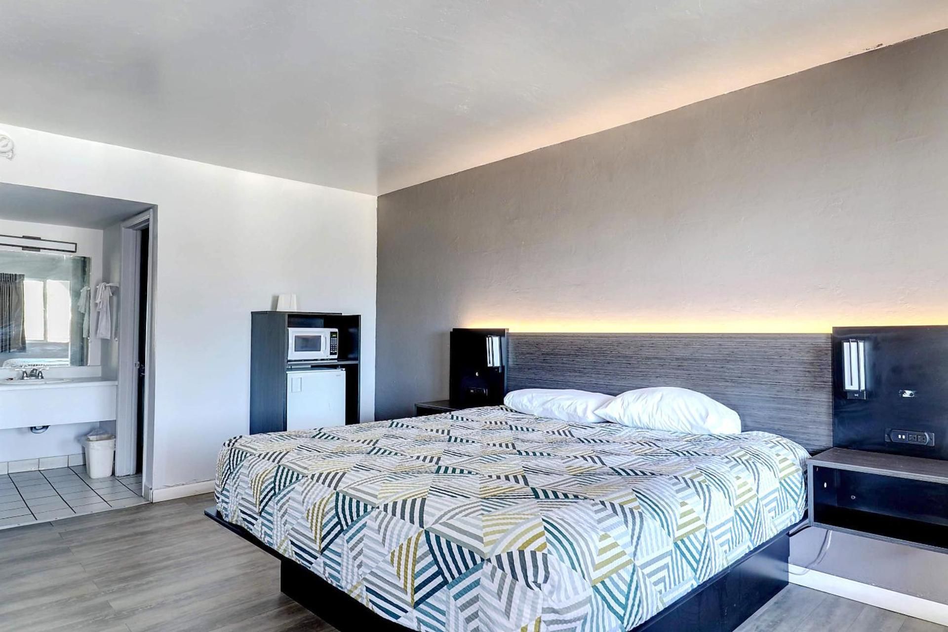 Queen Room - Disability Access - Non-Smoking