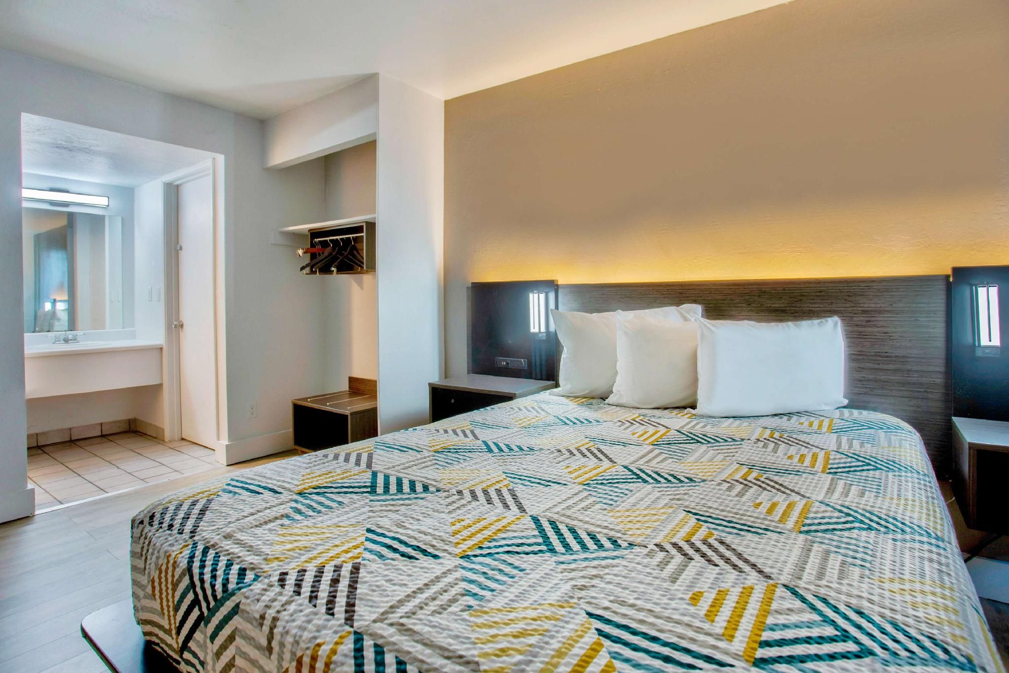 1 QB | Non-Smoking, Micfridge