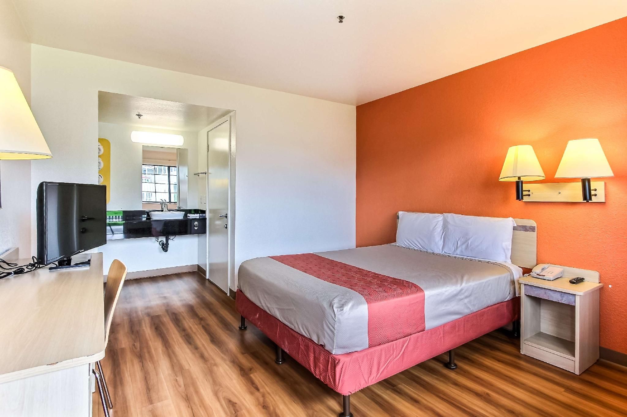 Motel 6 Salinas, CA - North Monterey Area 1 Queen Bed