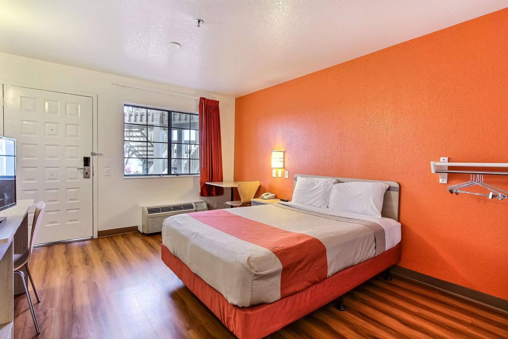 Motel 6 Salinas, CA - North Monterey Area 1 Queen Bed 2