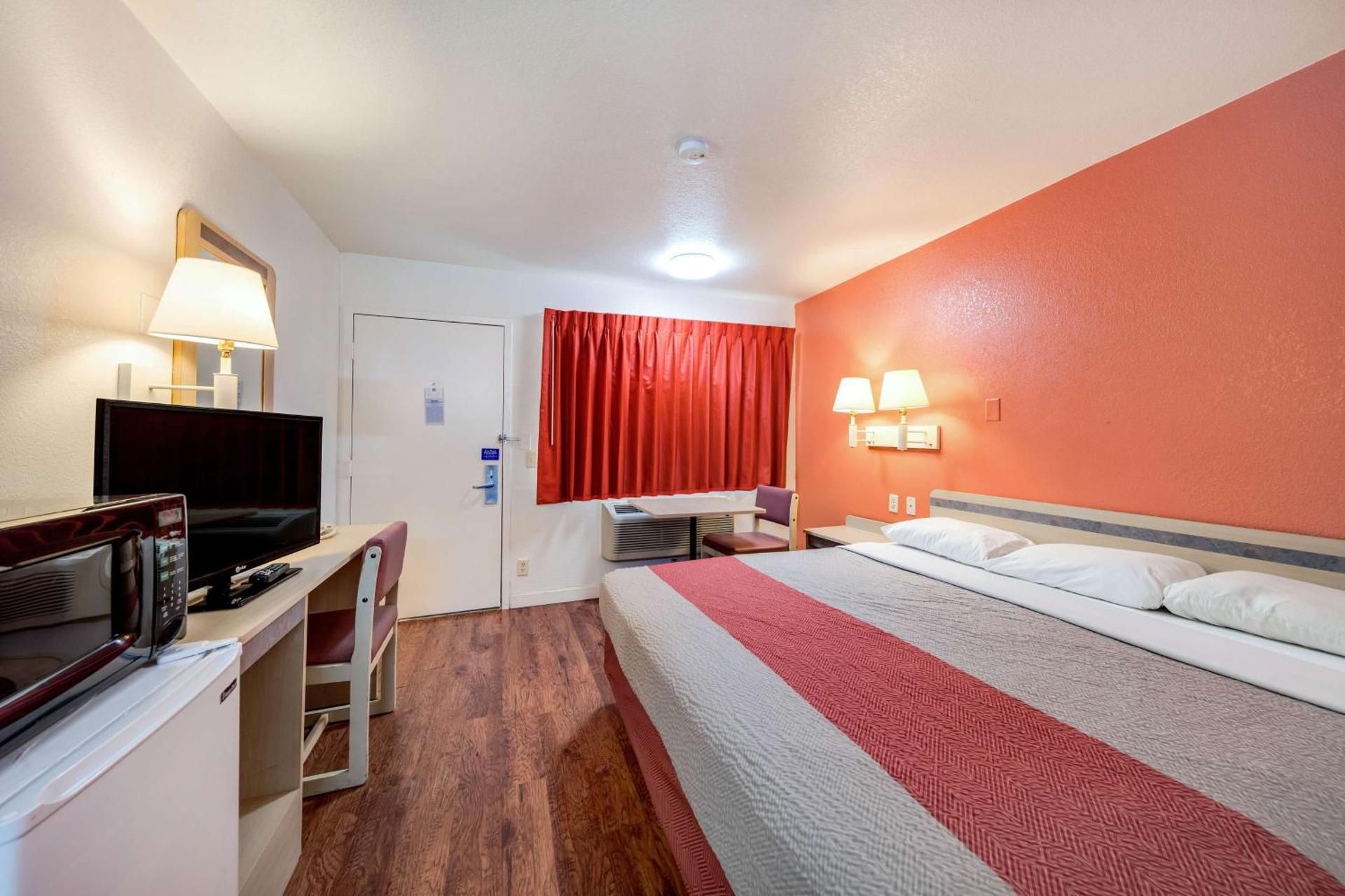 Deluxe King Room - Non-Smoking