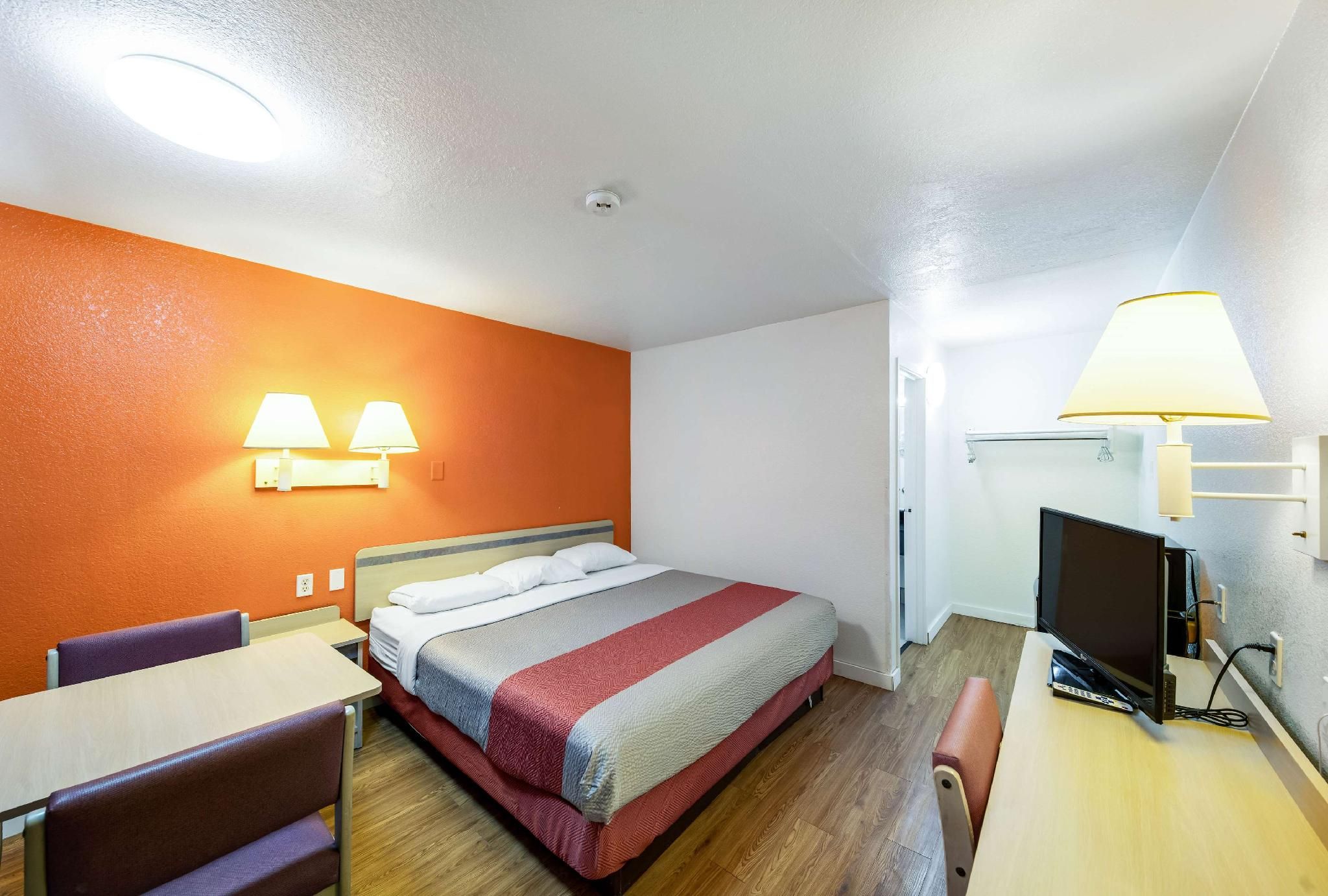 1 King Bed | Non-Smoking, Micfridge