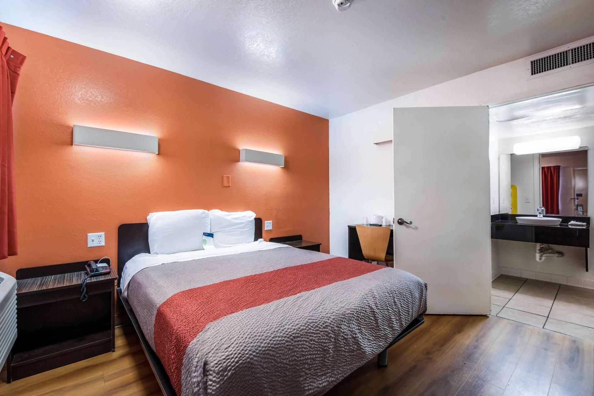 Queen Room - Disability Access - Smoking