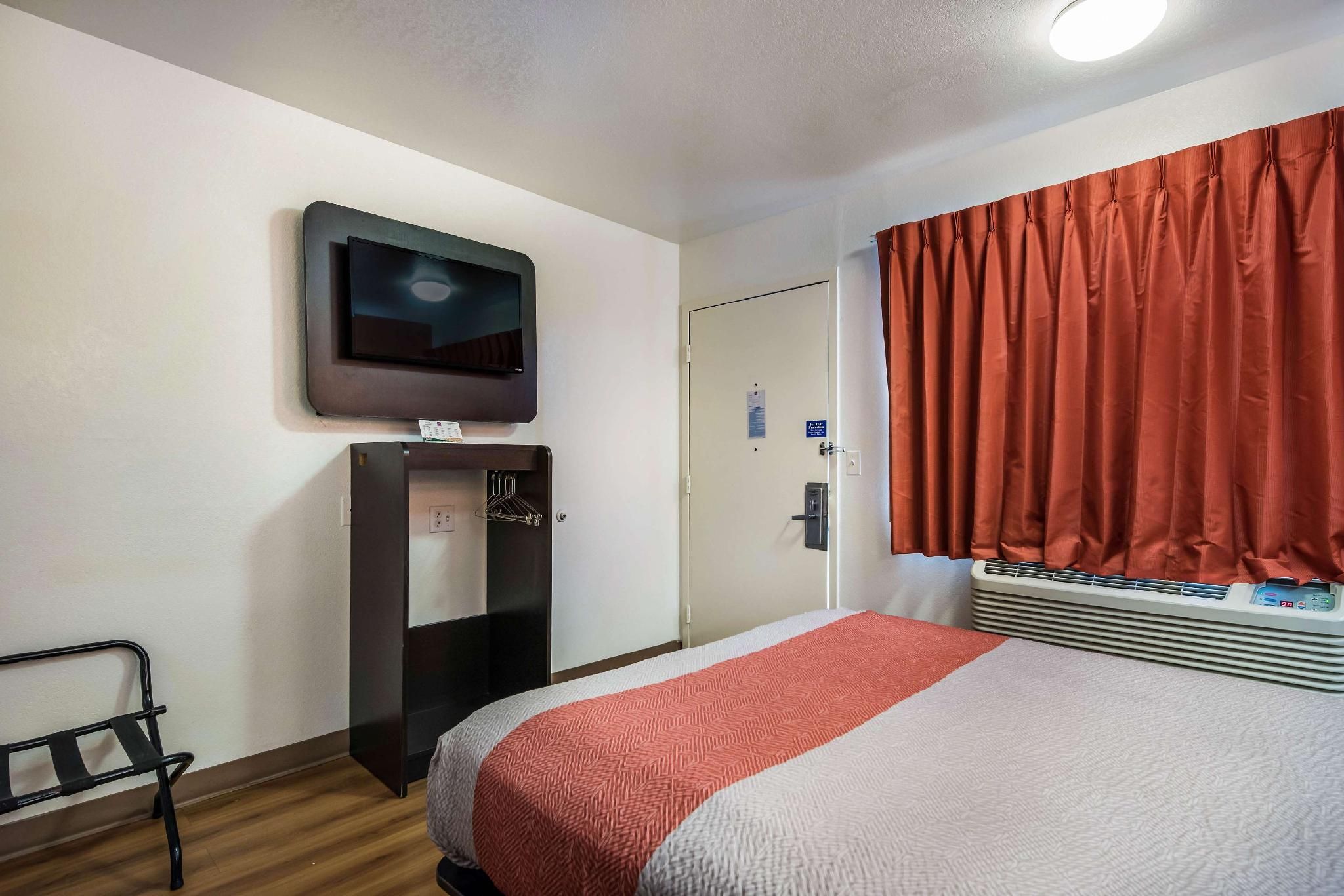 1 Queen Bed | MOBILITY ACCESS RI SHWR NSMK