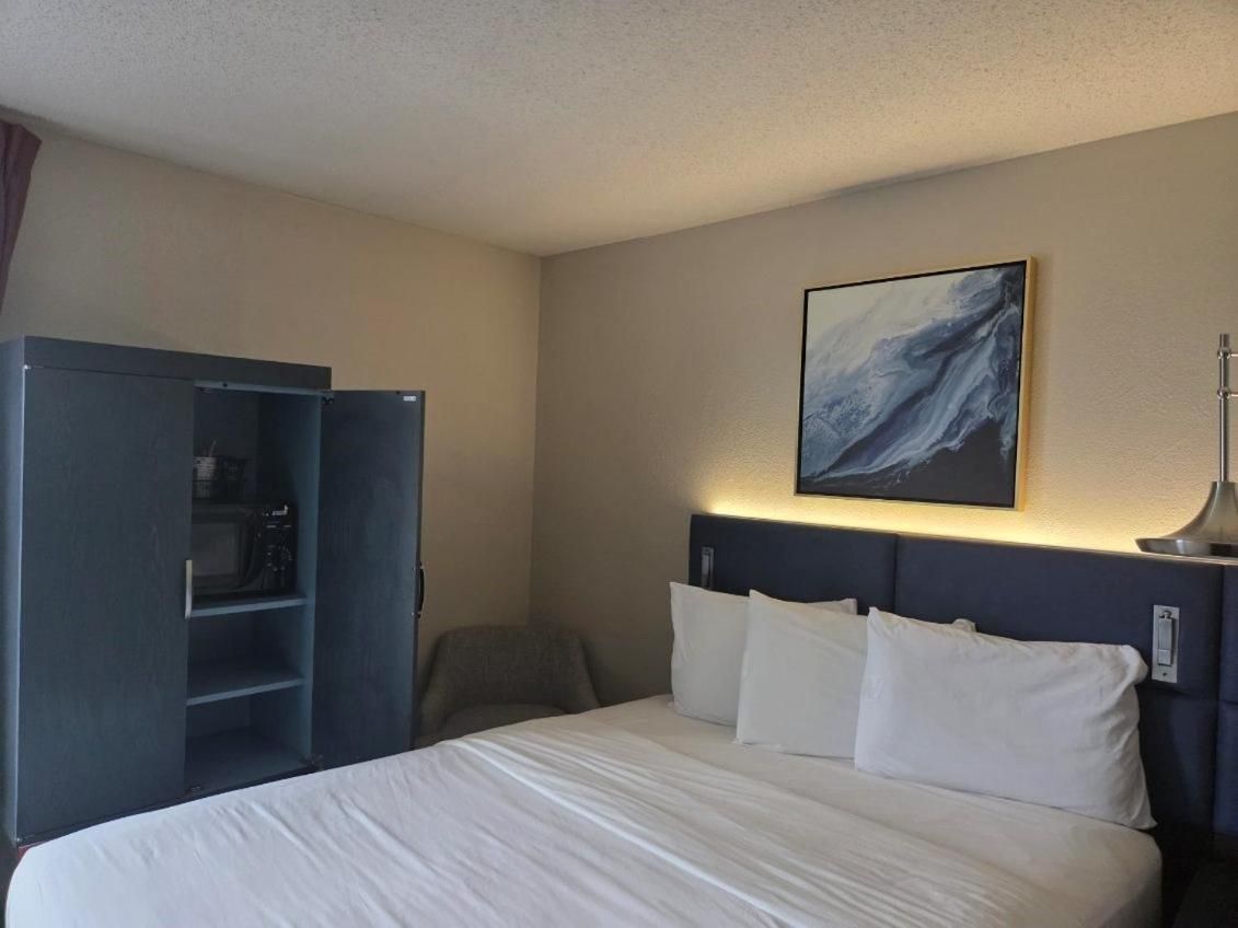 King Room - Desability/Hearing Access Tub - Non-Smoking