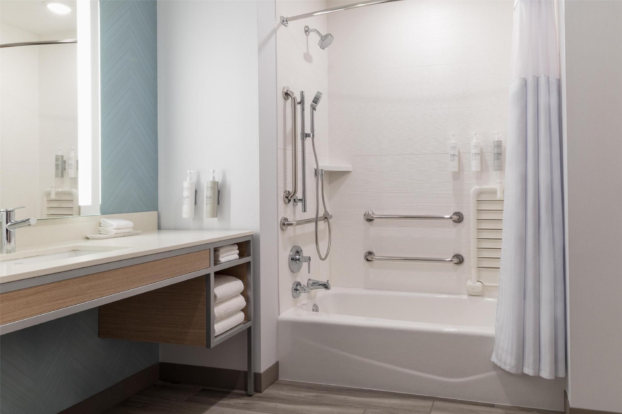 2 Queen Mobility Accessible W/bathtub
