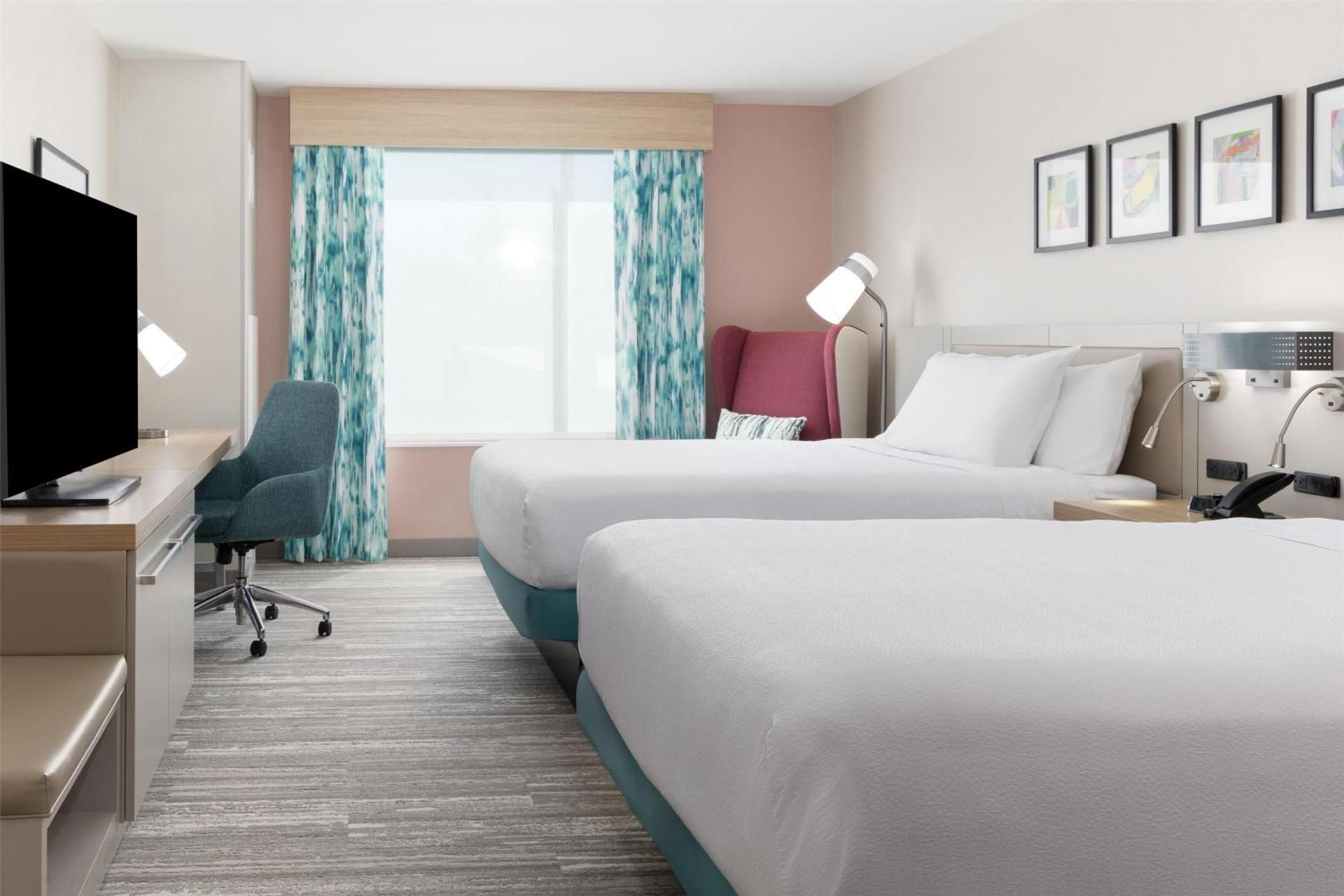 2 QUEEN HEARING ACCESSIBLE ROOM