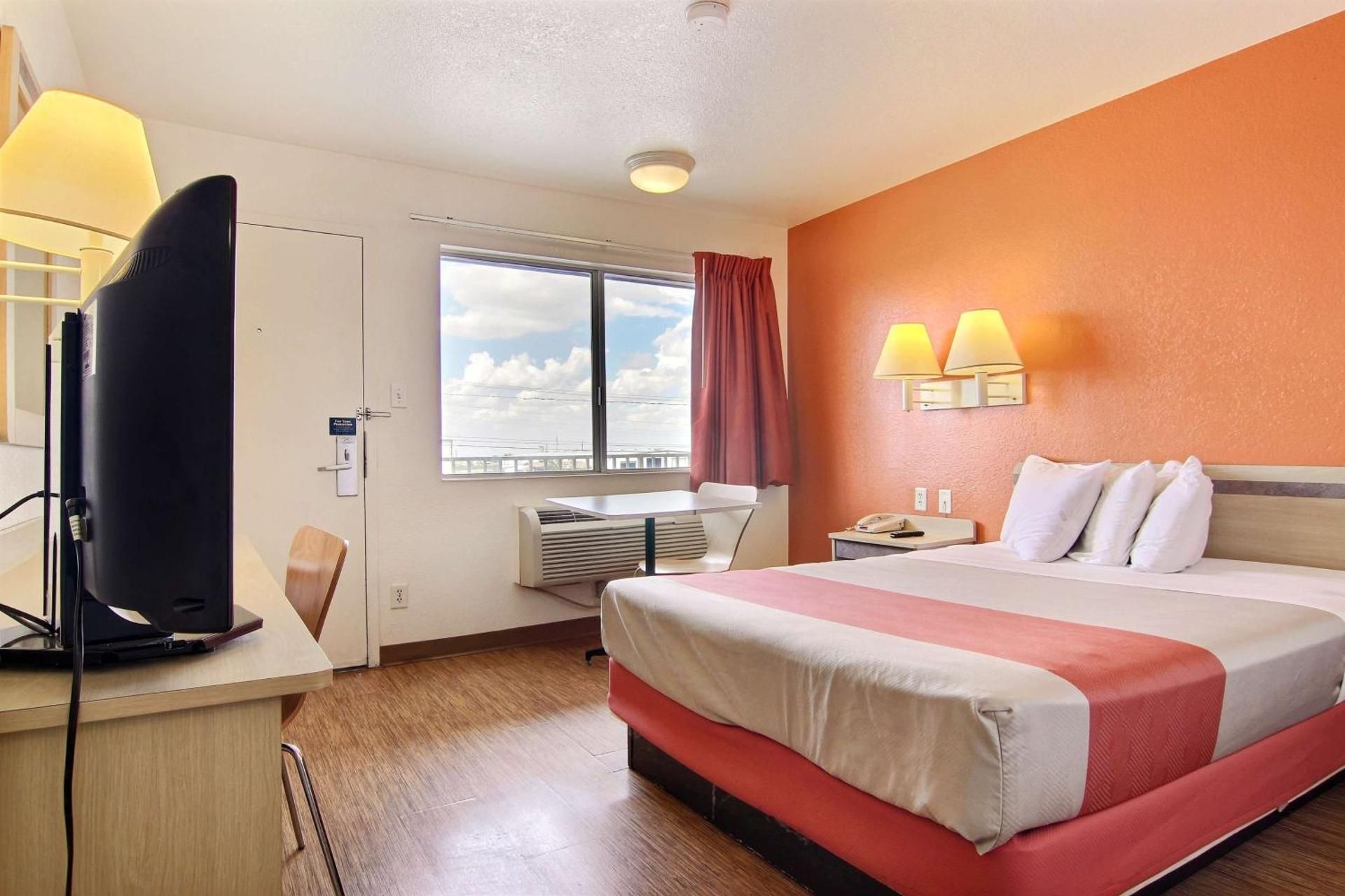 Motel 6 Fort Stockton, TX Queen Room - Disability Access - Roll in Shower 2