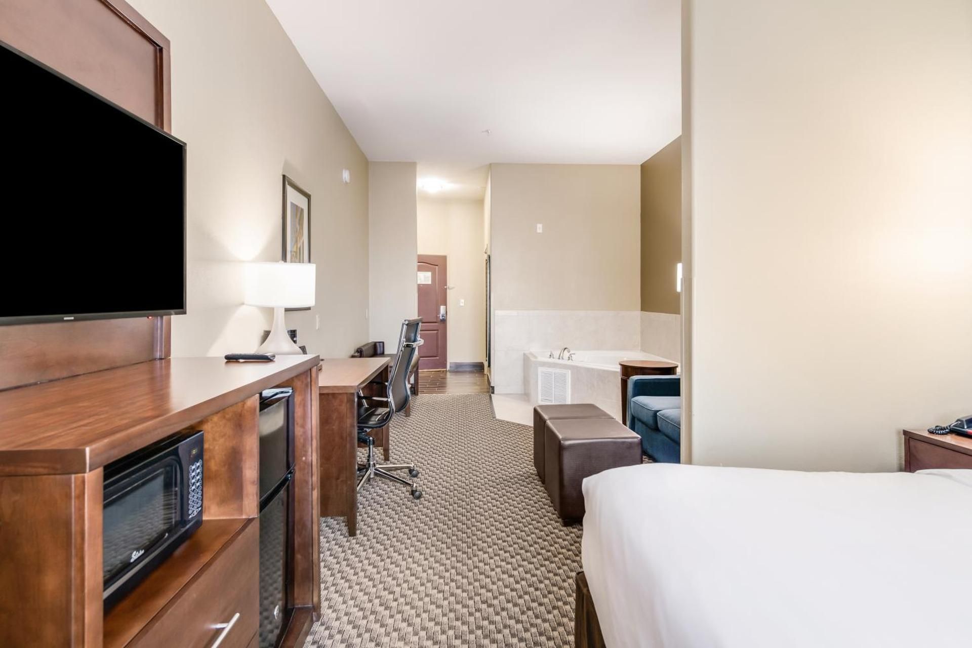 Comfort Suites Fort Stockton 1 King Bed, Suite, Nonsmoking 3