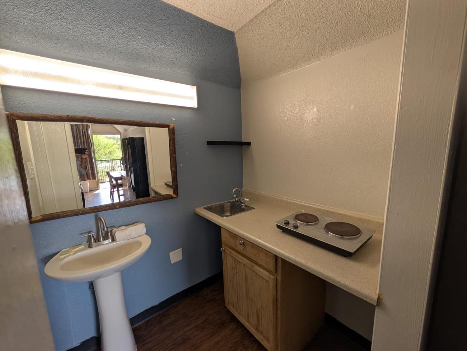 OYO Hotel Catersville GA King Bed With Kitchenette Non-Smoking 2