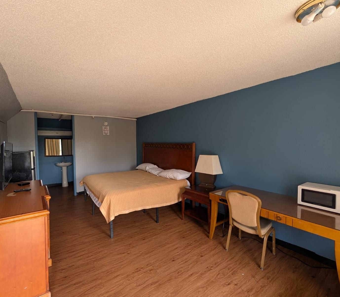 OYO Hotel Catersville GA King Bed With Kitchenette Non-Smoking