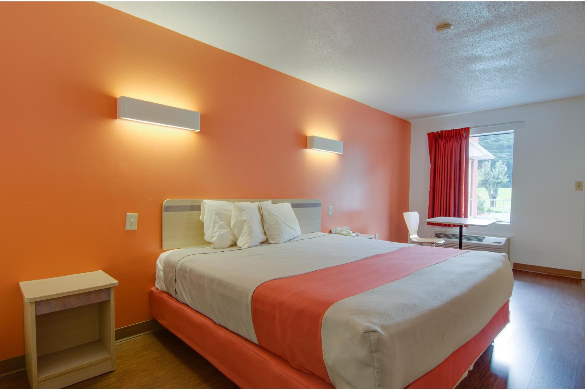 1 KING BED | SMOKING