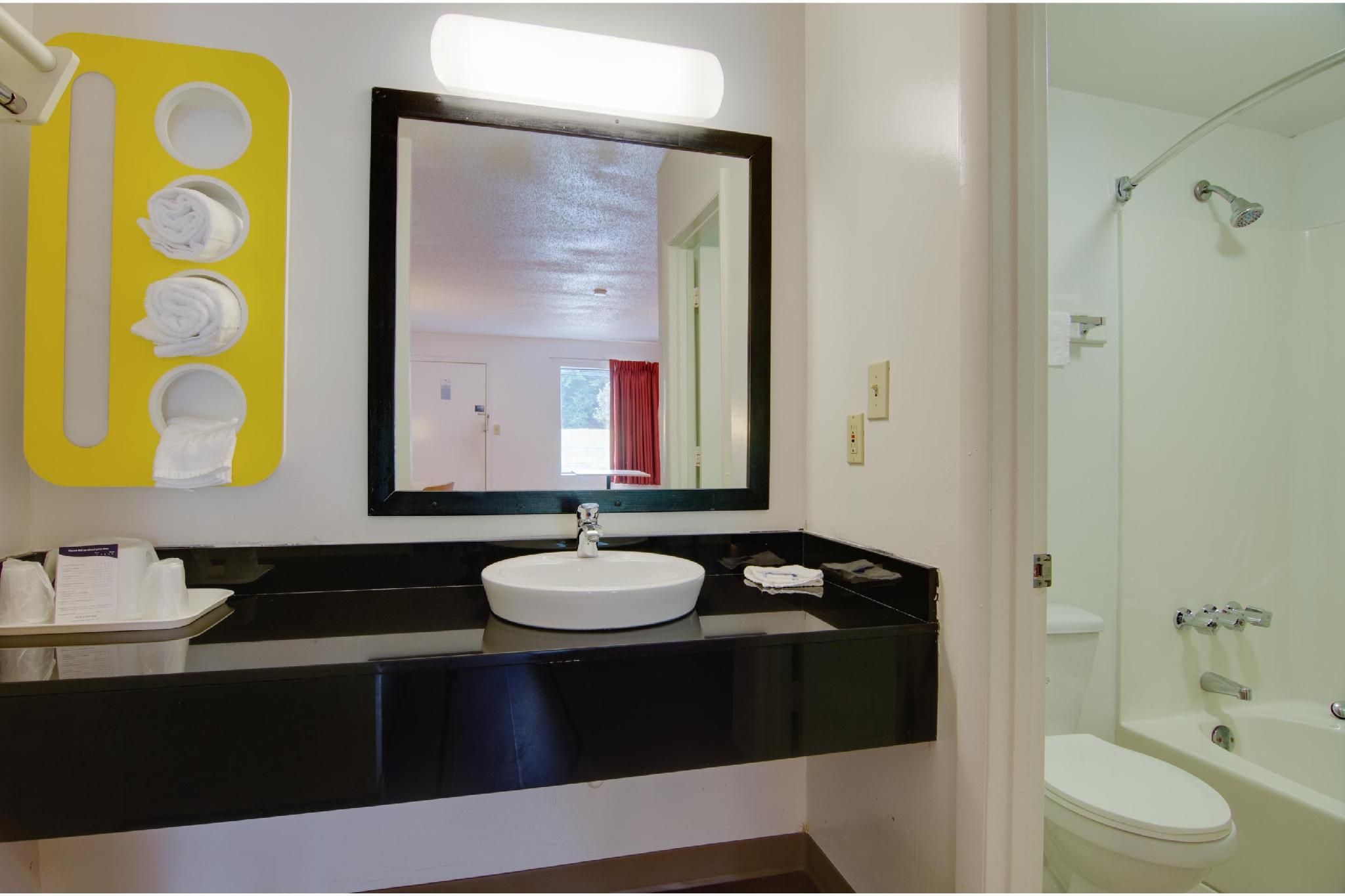 Motel6 Cartersville, GA 1 QUEEN BED | MOBILITY ACCESSIBLE TUB SMK 3