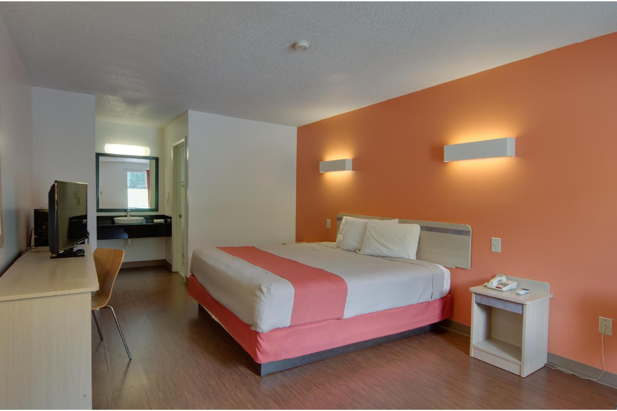 Motel6 Cartersville, GA 1 QUEEN BED | MOBILITY ACCESSIBLE TUB SMK