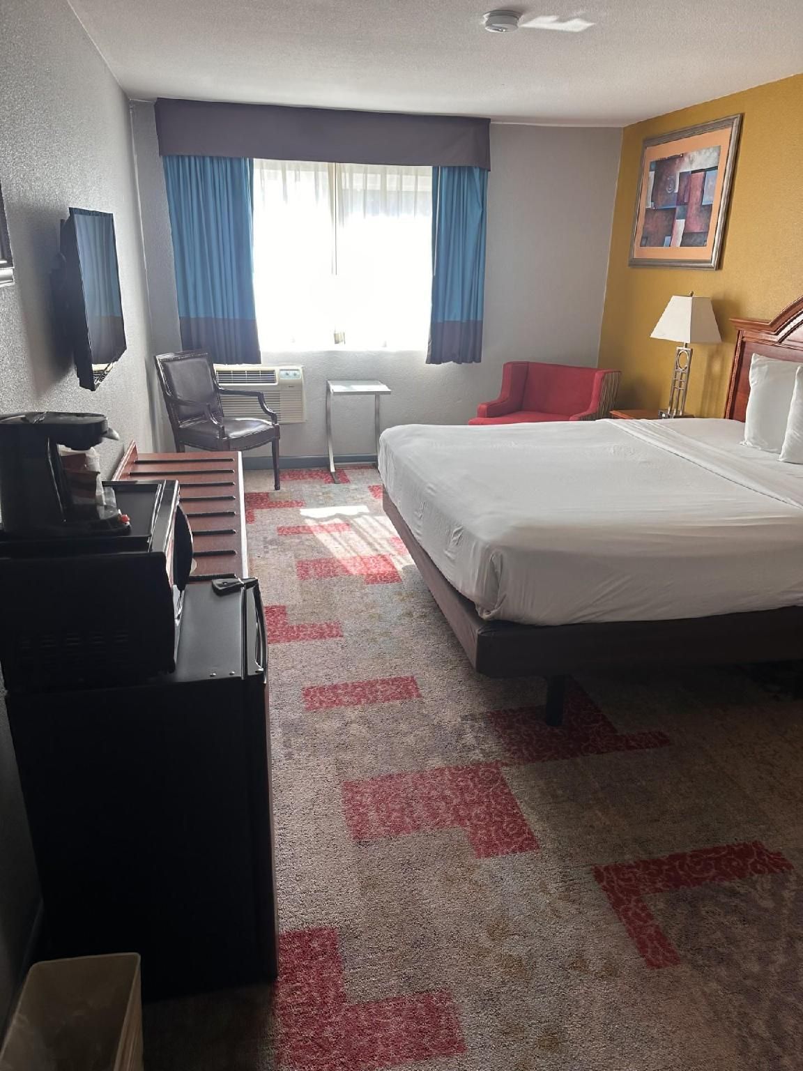 1 Queen Bed