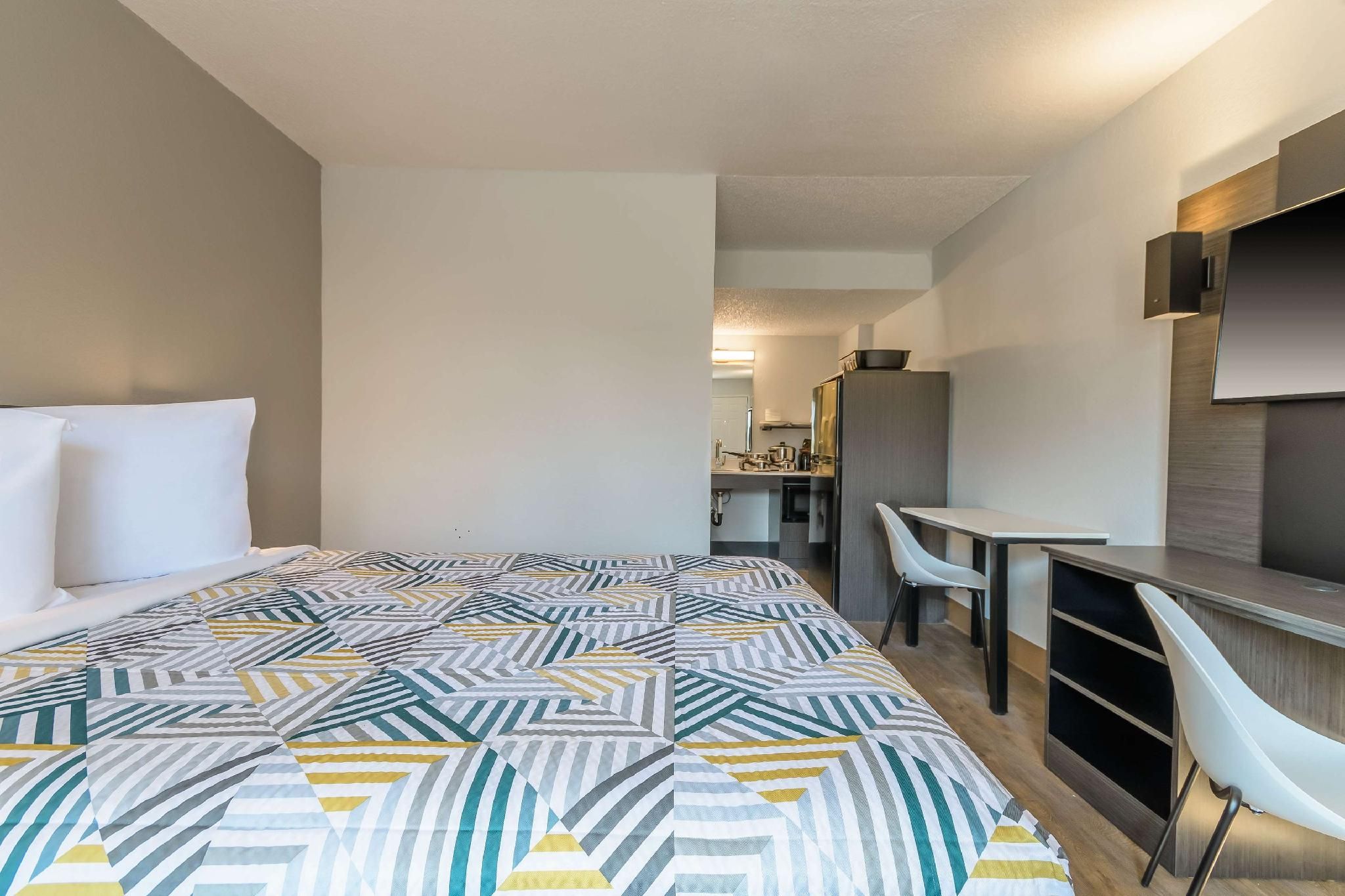 1 Full Bed | Non-Smoking, Kitchen