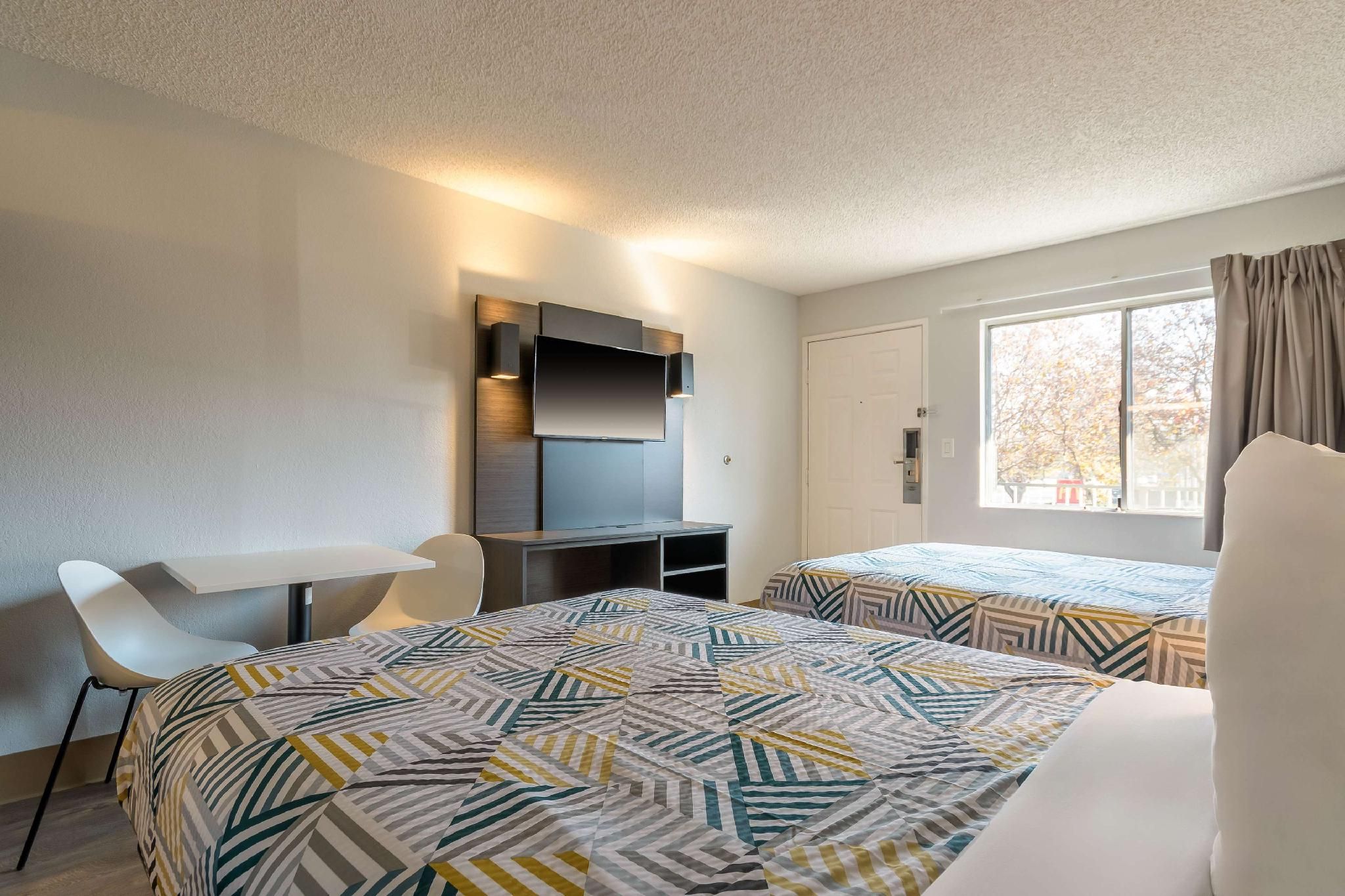2 Full Beds | Smoking, Kitchen