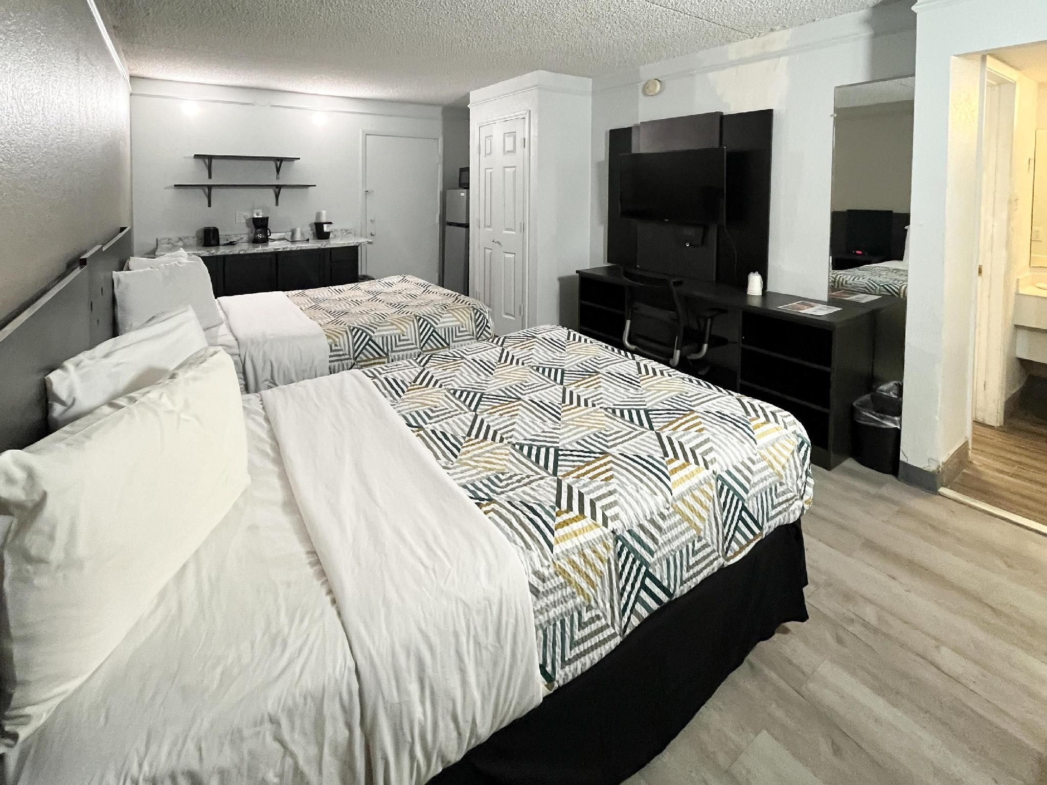 2 Full Beds | ADA/Tub