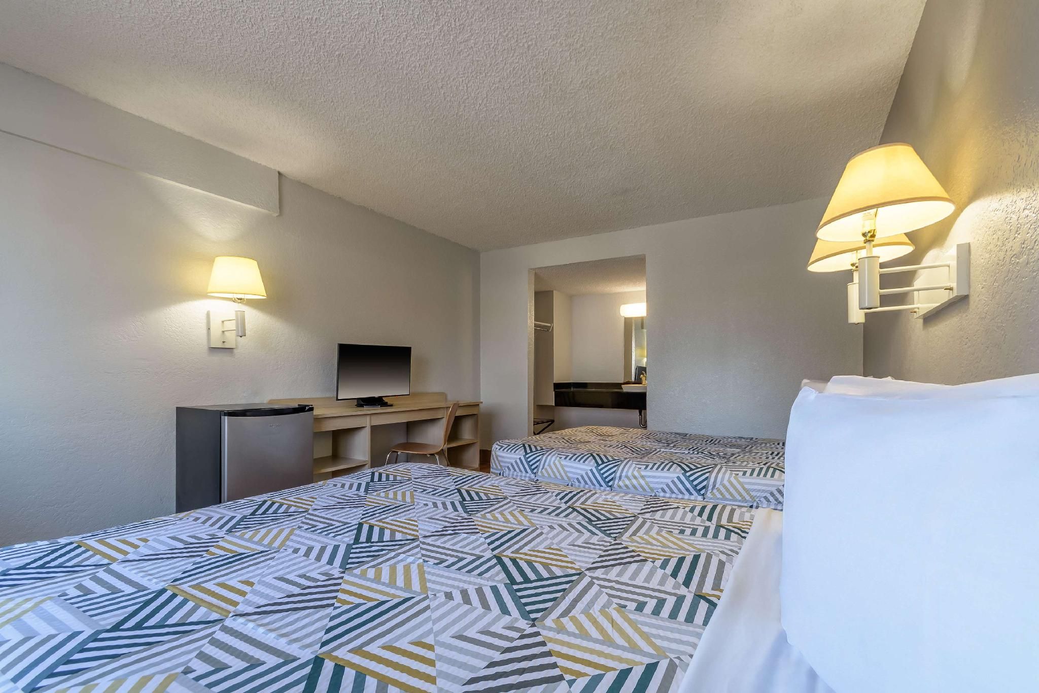 2 Full Beds | ADA/Tub