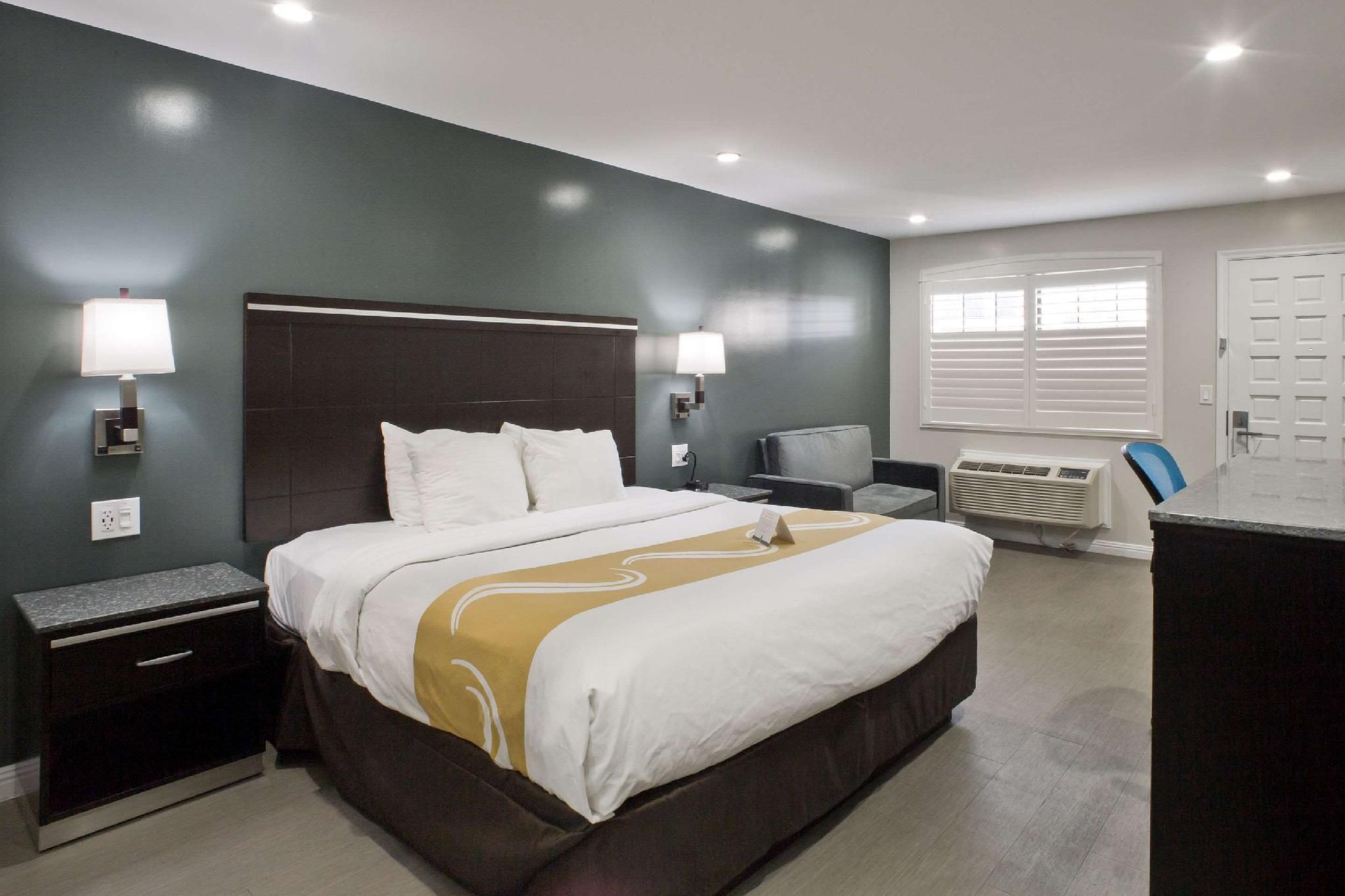 1 King Bed - Non - Smoking