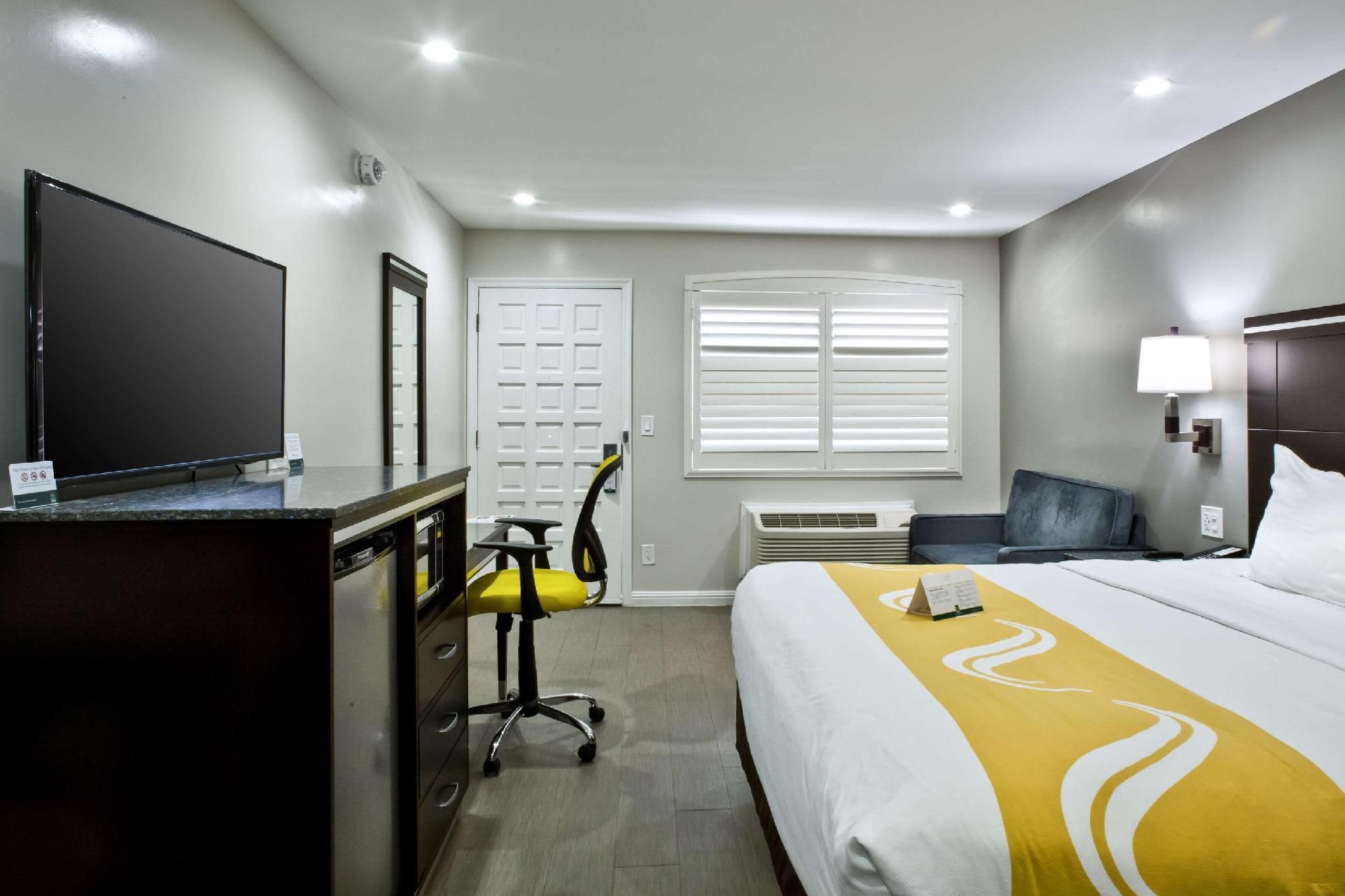 1 King Bed Non-Smoking Accessible, Upgrade
