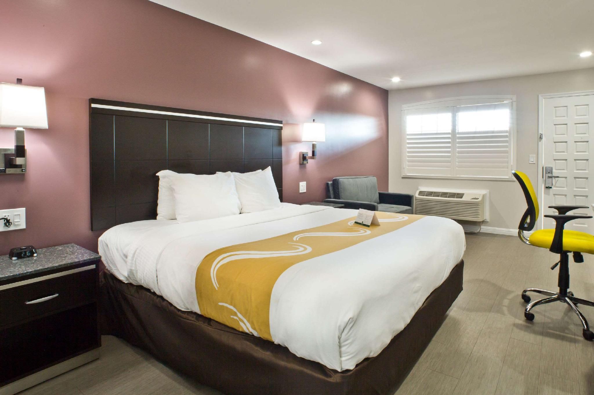 1 King Bed - Non - Smoking