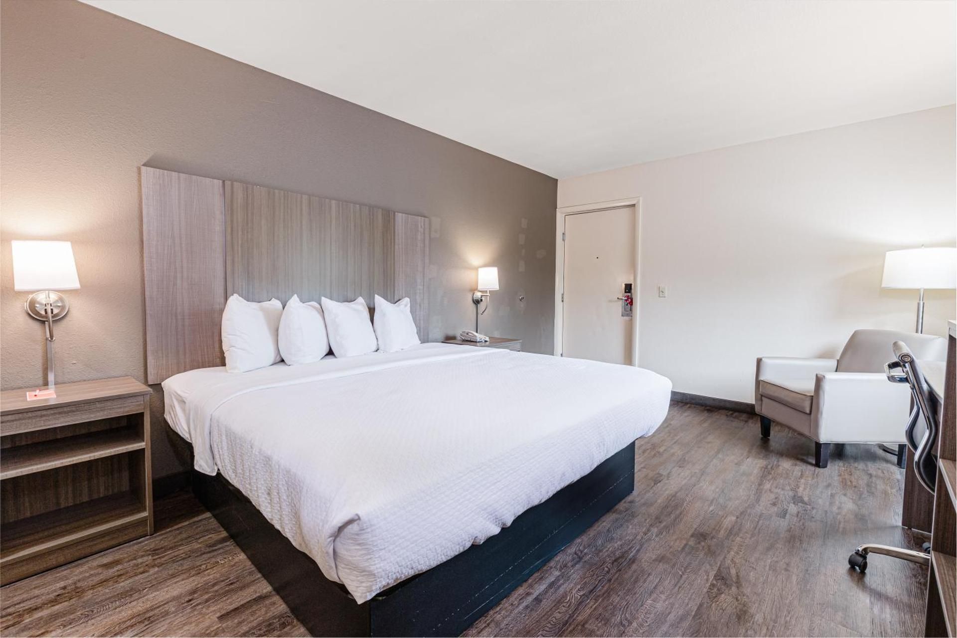1 King Bed, Nonsmoking