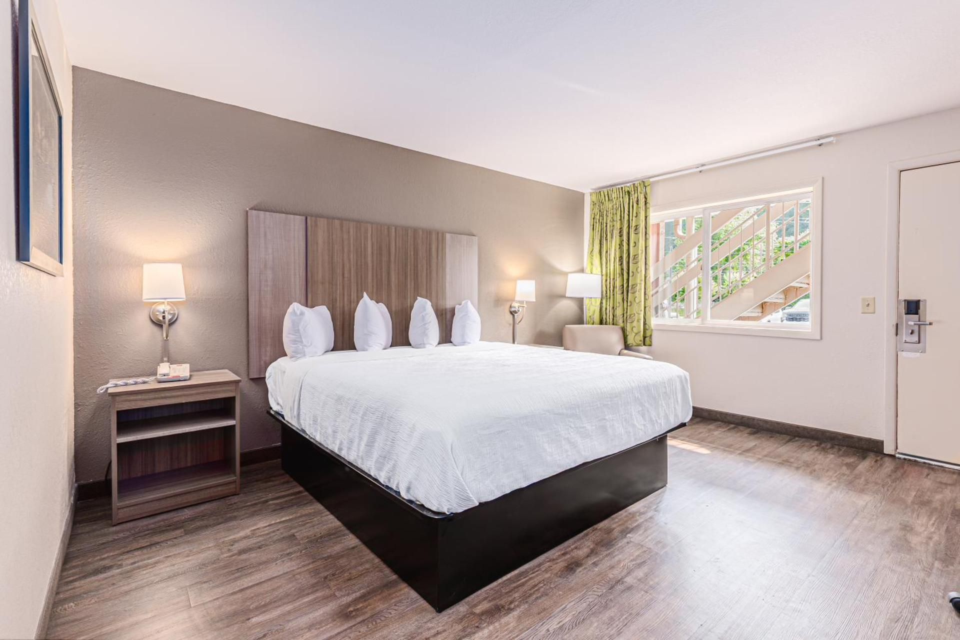 1 King Bed, Nonsmoking