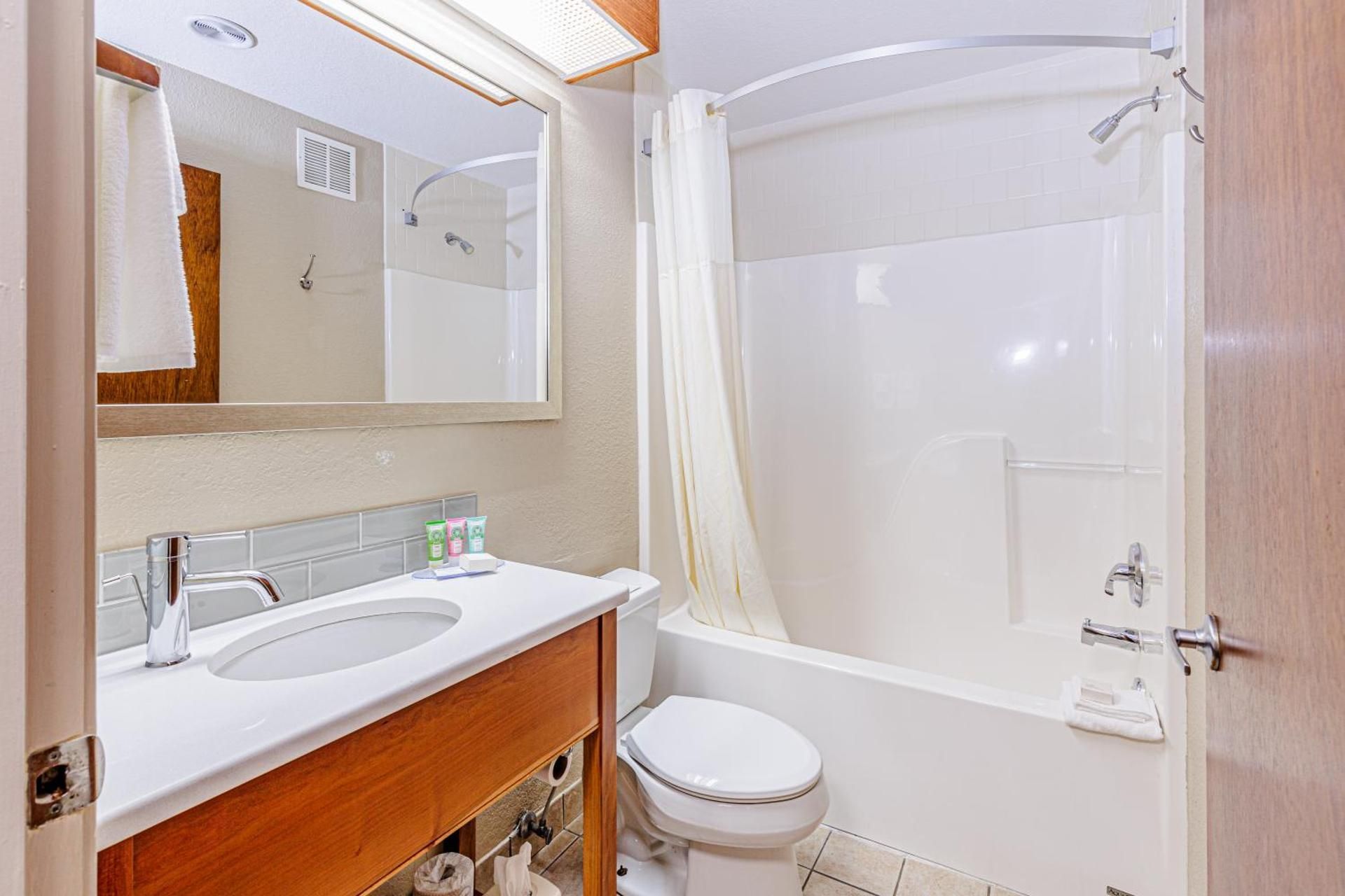 Rivers Edge Motel Suite with River View 3