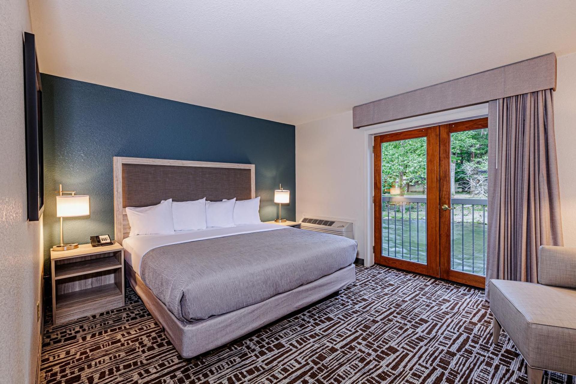 Rivers Edge Motel Suite with River View