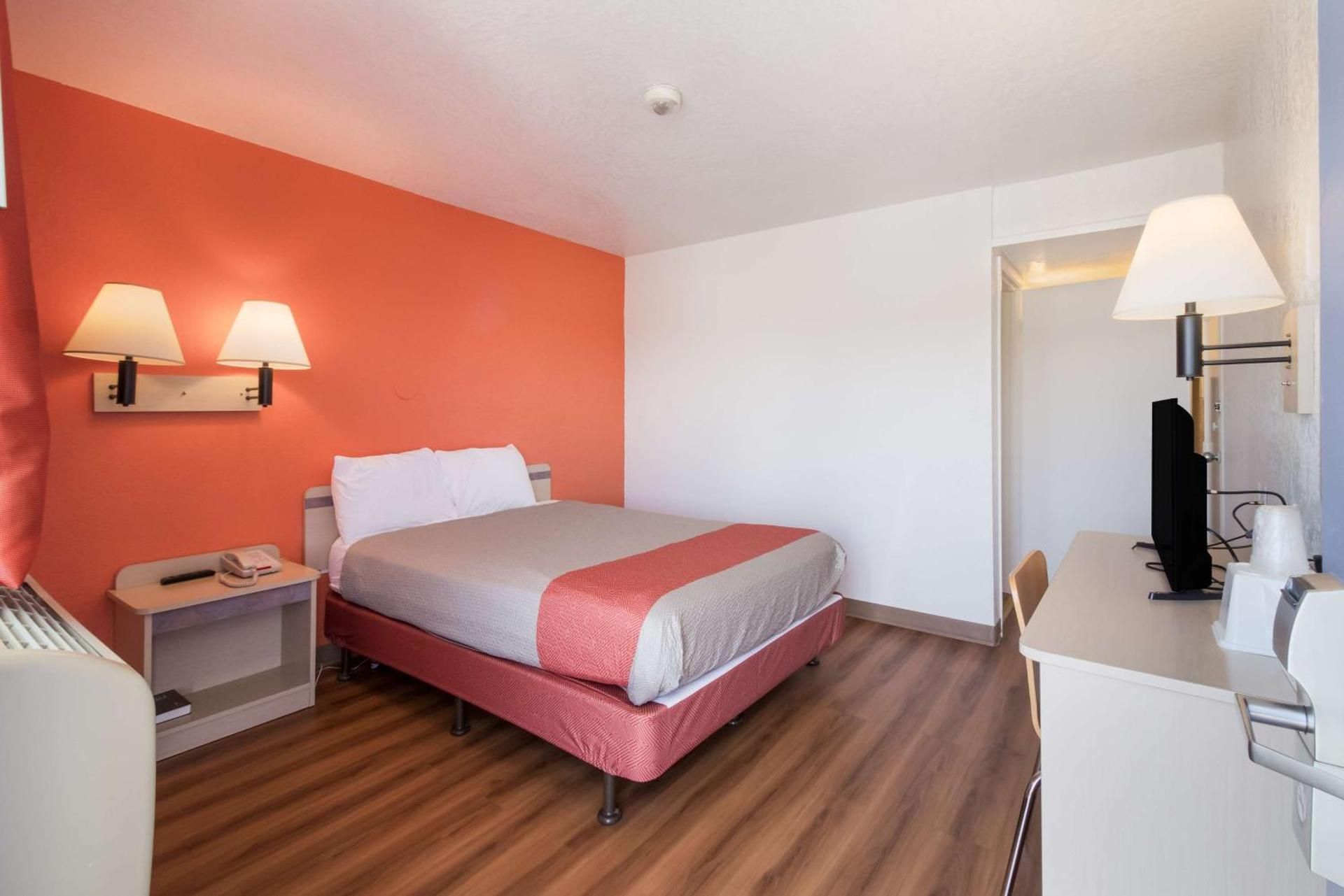 Motel 6 Moses Lake, WA 1 Queen Bed | Mob Acc RI Shwr Nsmk Micfridg 2