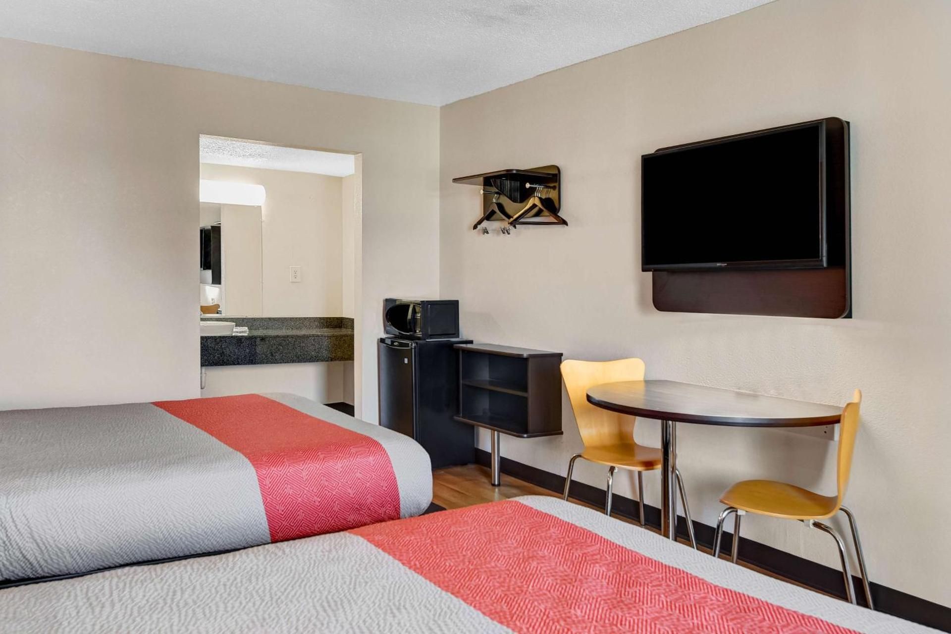 Motel 6 Calhoun, GA Deluxe Quadruple Room - Non-Smoking 2