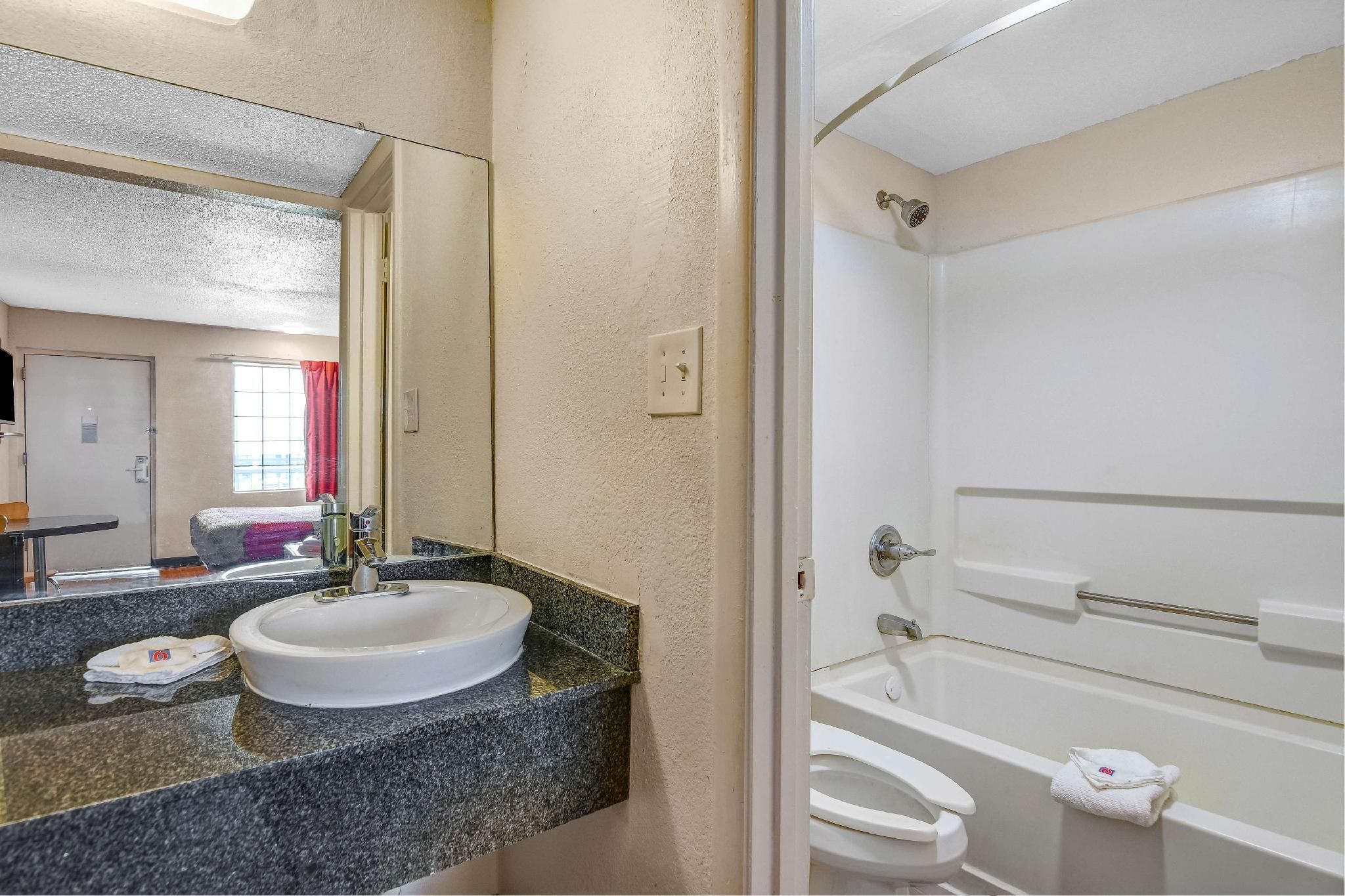 1 King Bed | Smoking, Micfridge