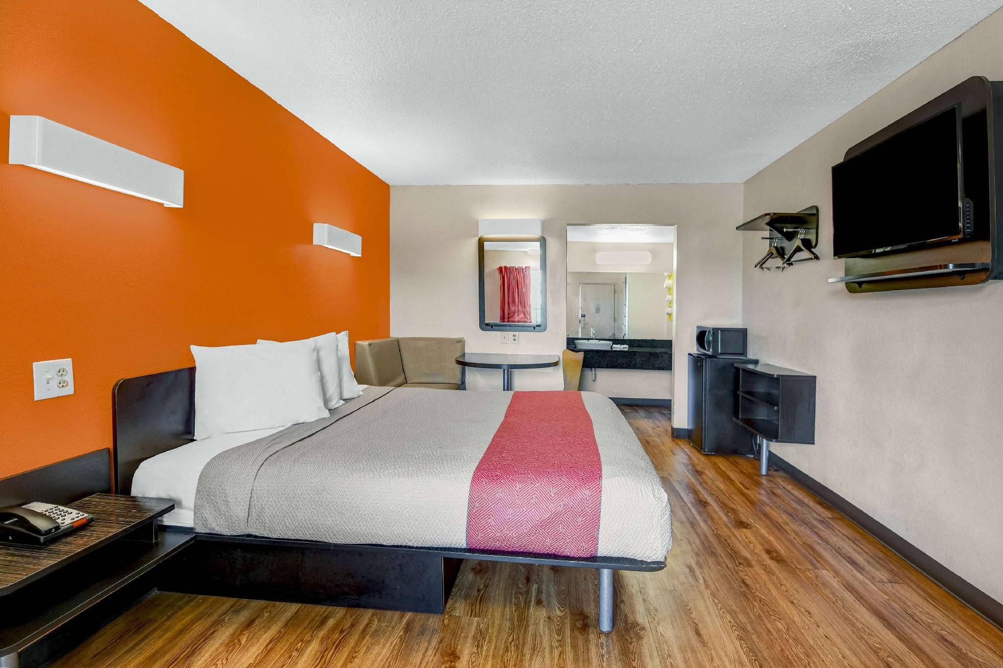 1 King Bed | Smoking, Micfridge