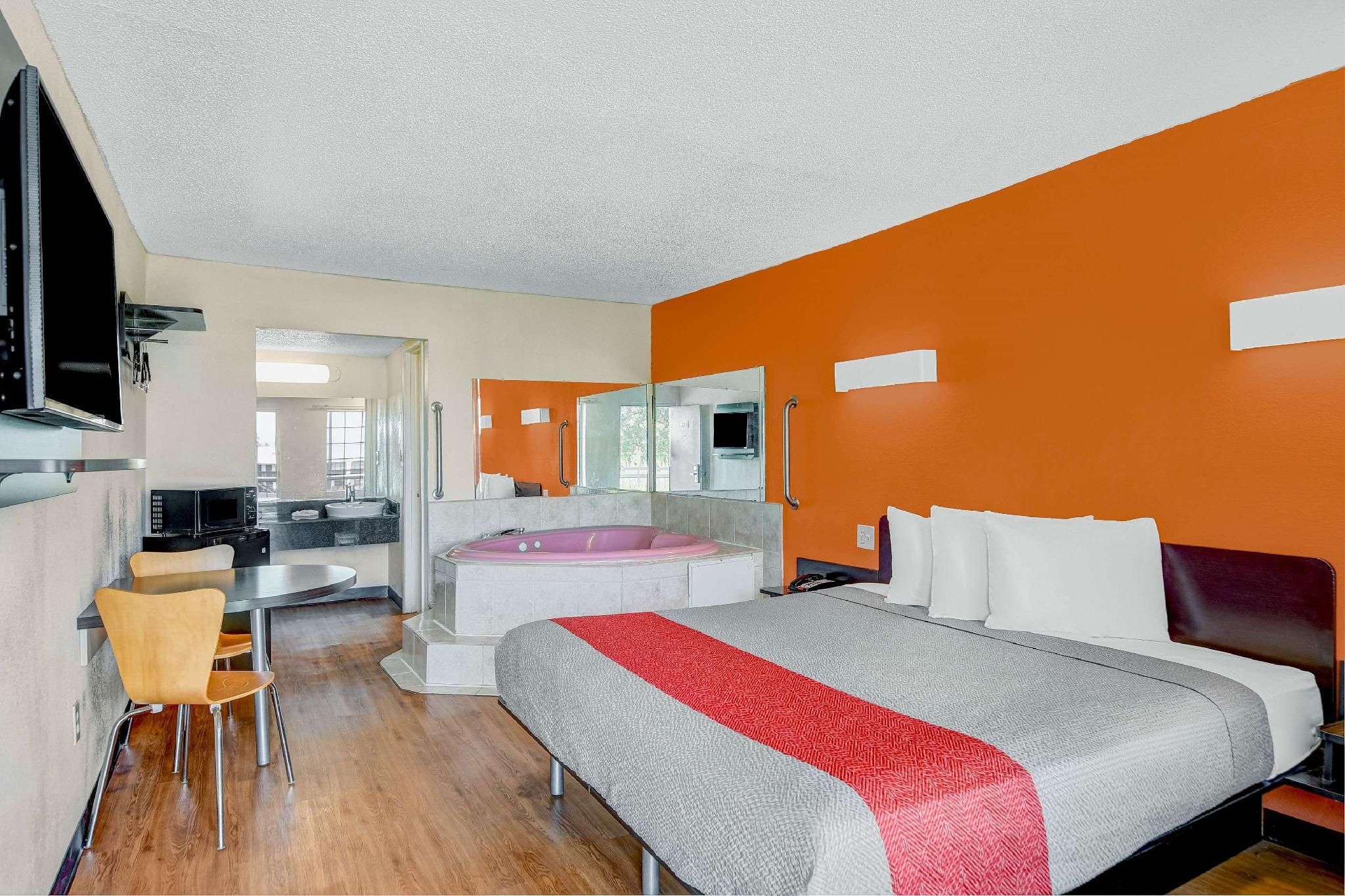 1 KING BED | SUITE, SMOKING