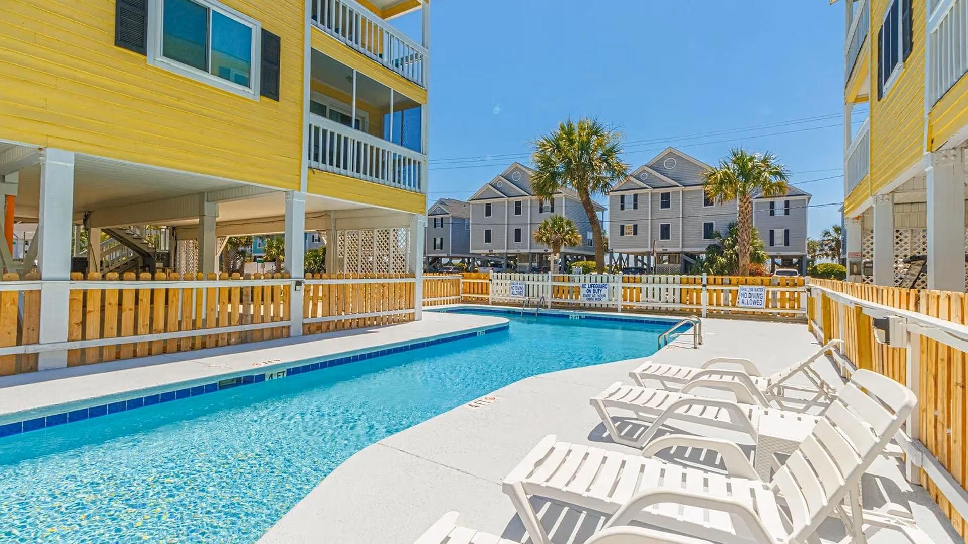 swimming pool [outdoor]