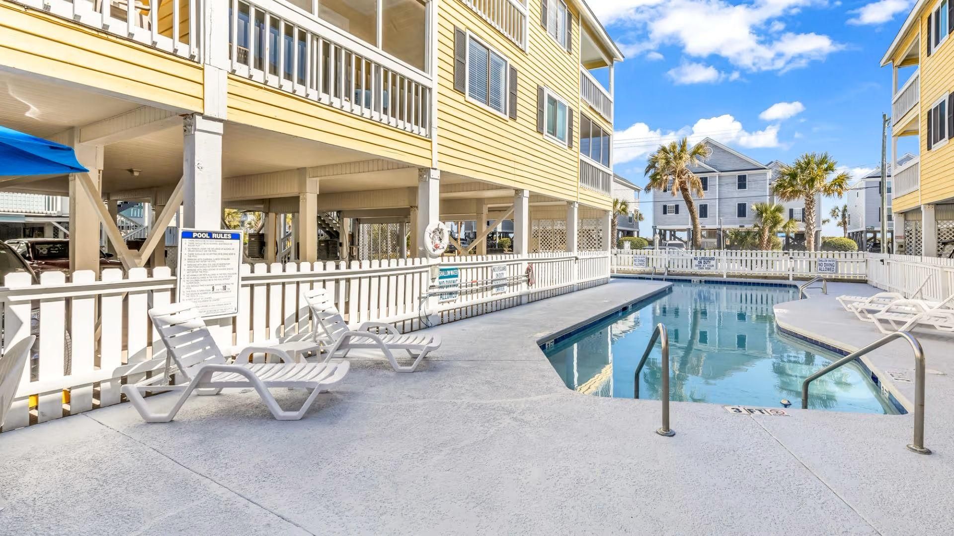 swimming pool [outdoor]