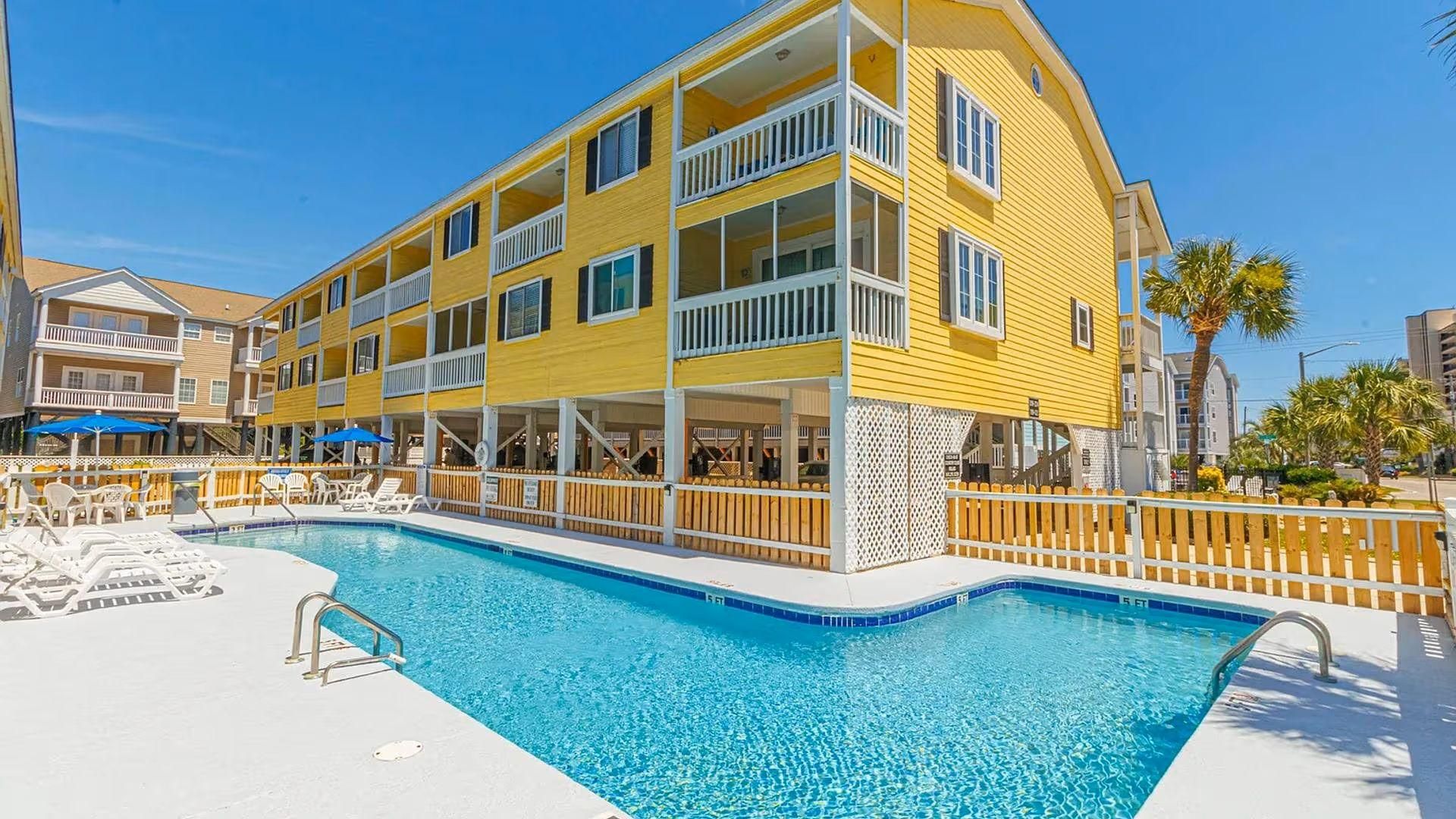 swimming pool [outdoor]