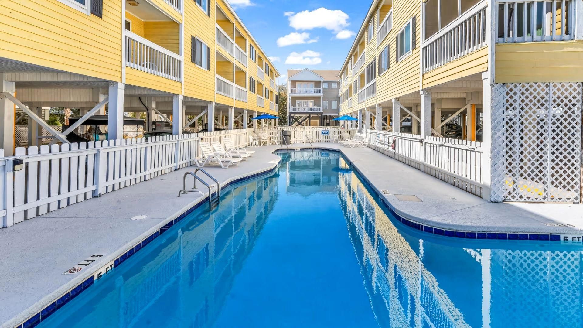 swimming pool [outdoor]