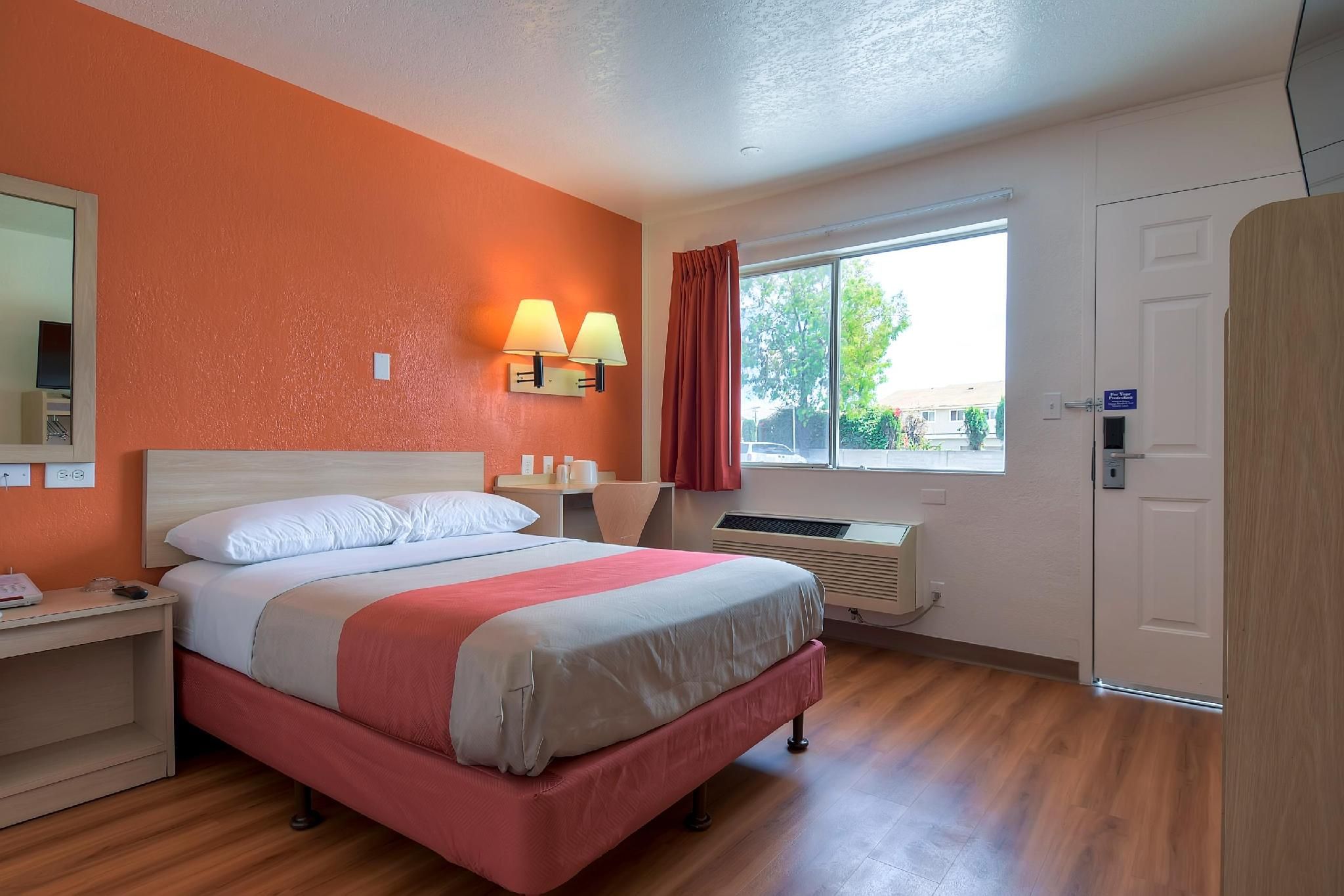 1 King Bed | Non-Smoking, Micfridge