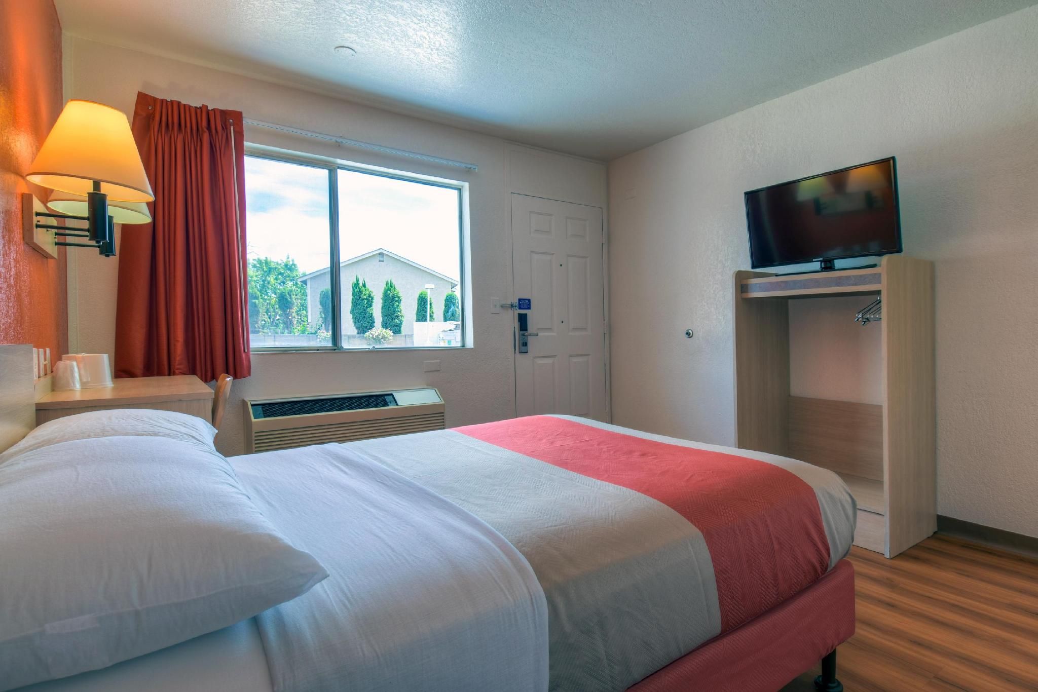 1 King Bed | Non-Smoking, Micfridge