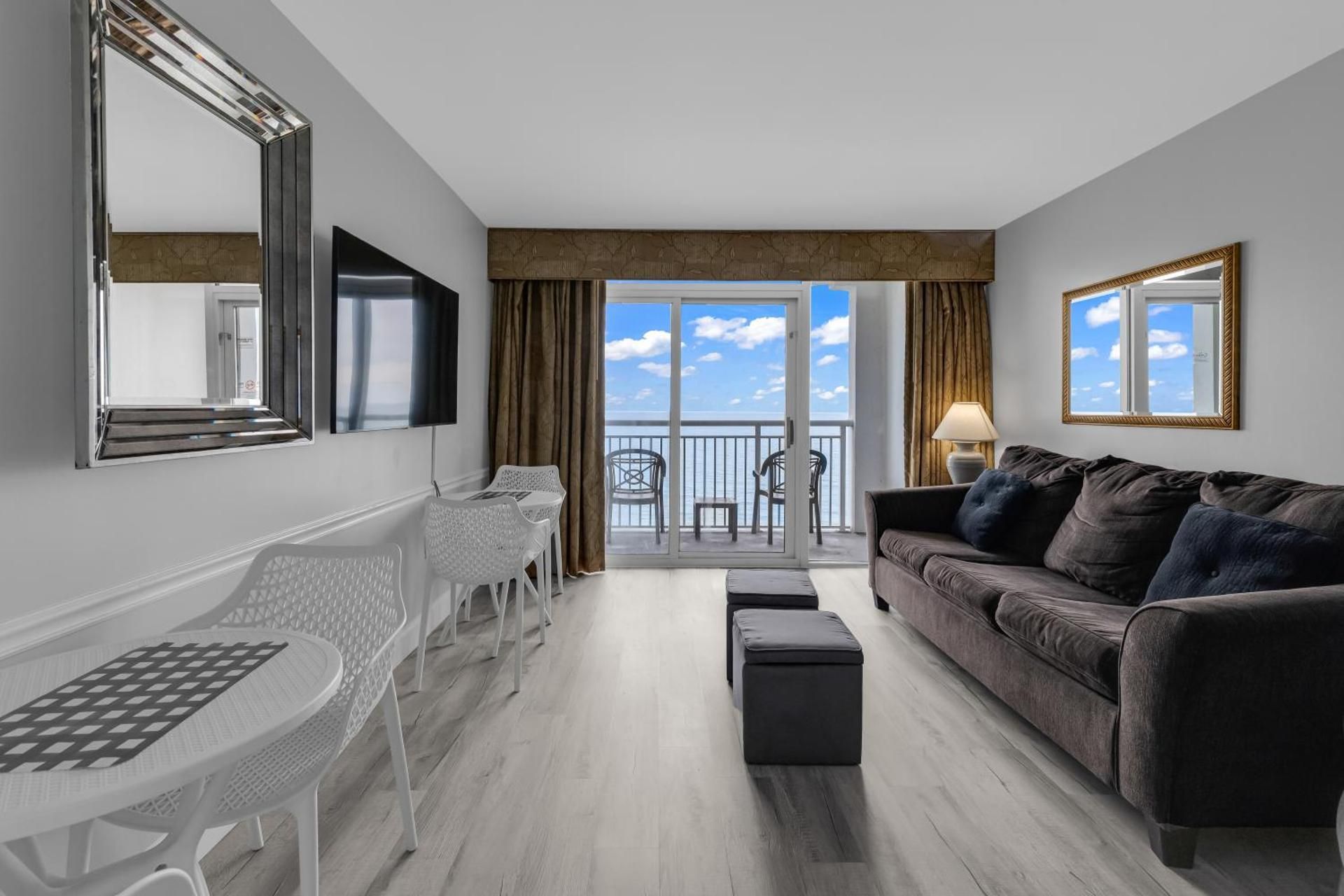 One-Bedroom Apartment with Sea View and Balcony