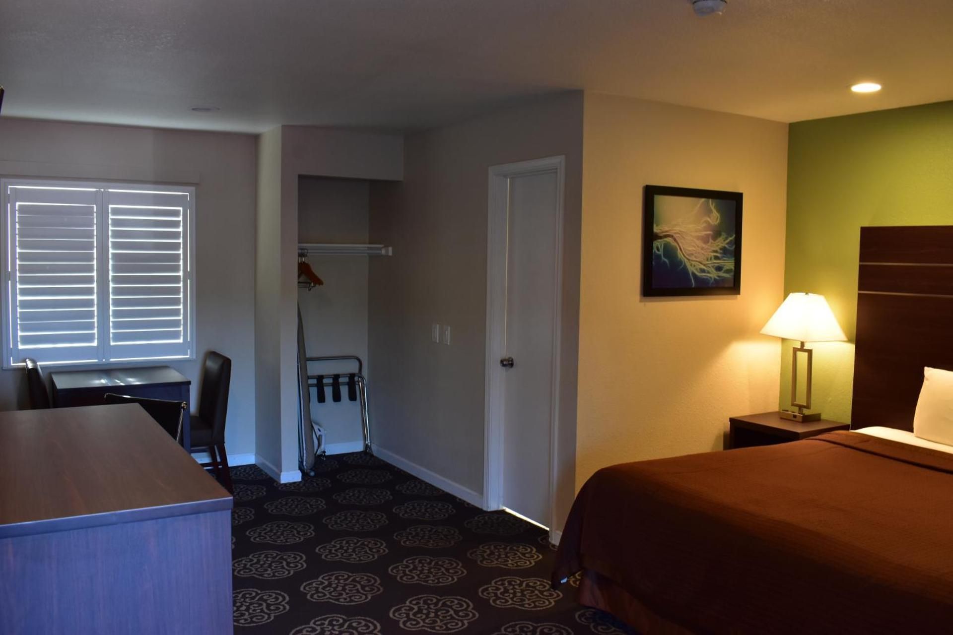Deluxe King Room - Non-Smoking