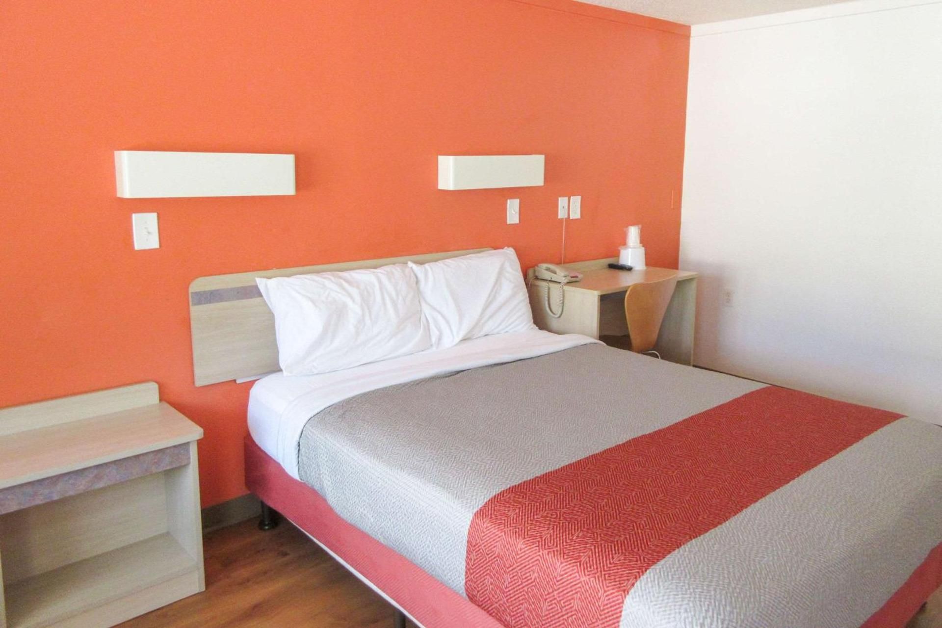 1 King Bed, Nonsmoking, Accessible