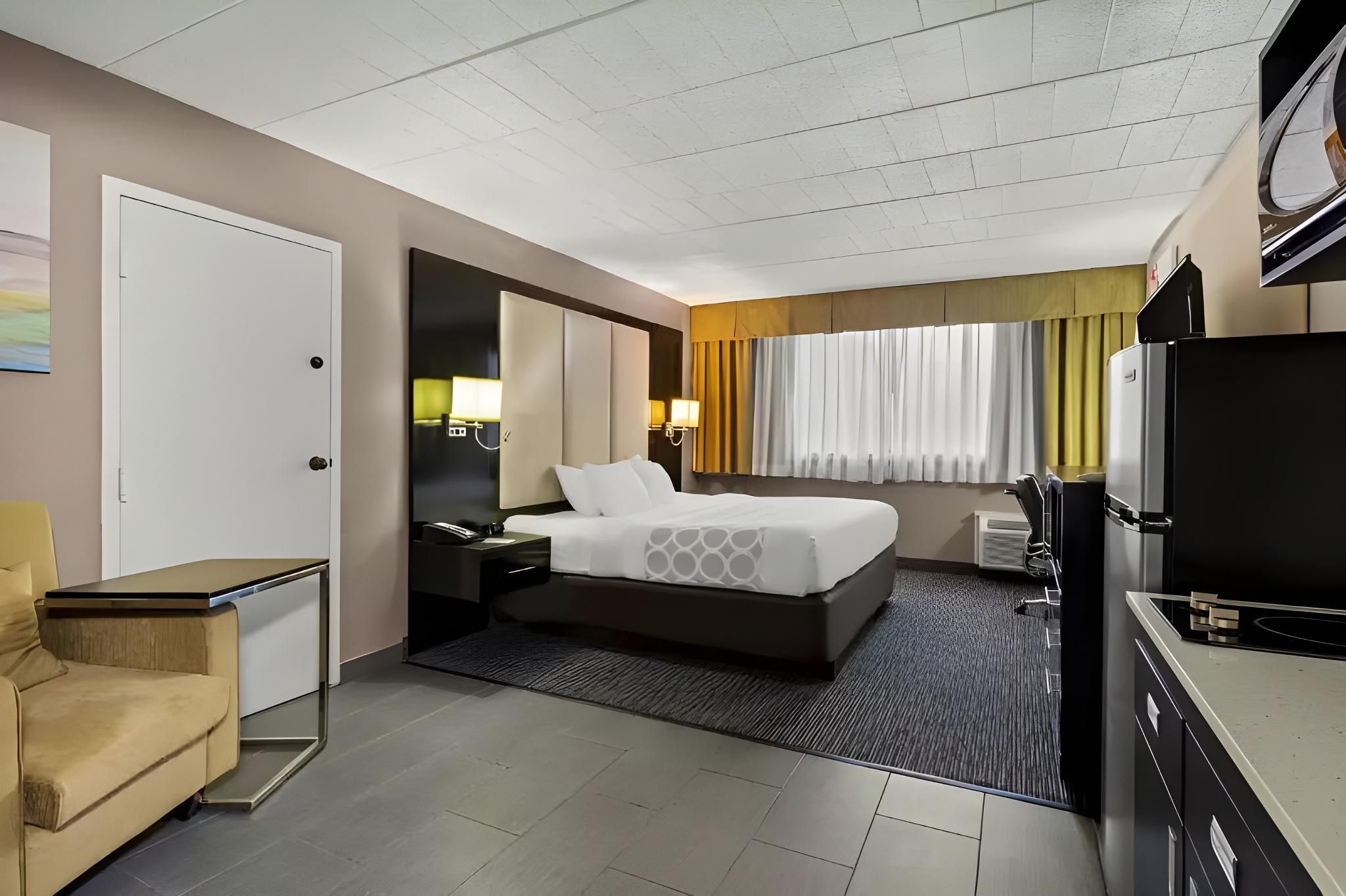 1 King Bed, Suite, Nonsmoking