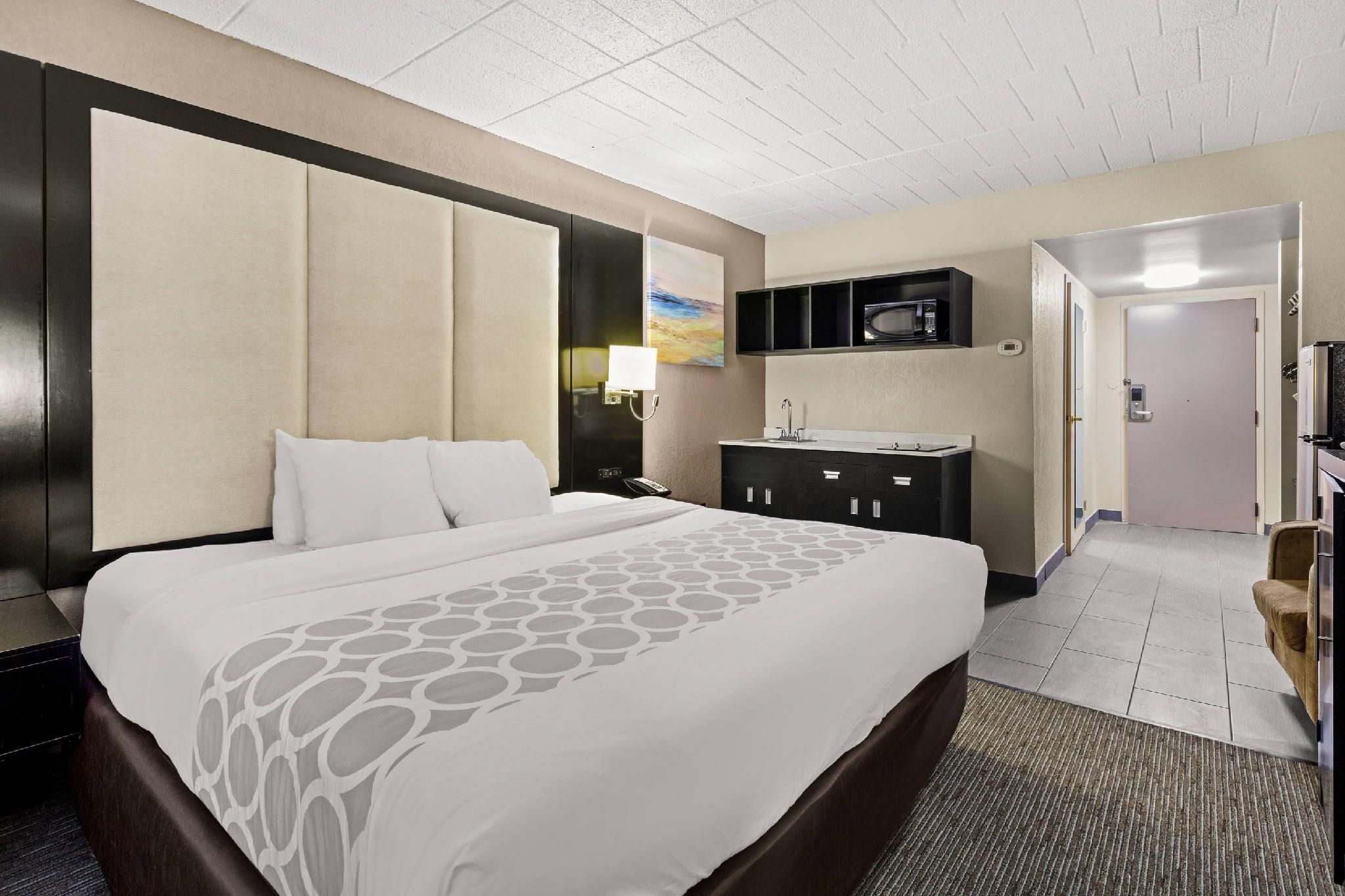 1 King Bed, Nonsmoking, Accessible
