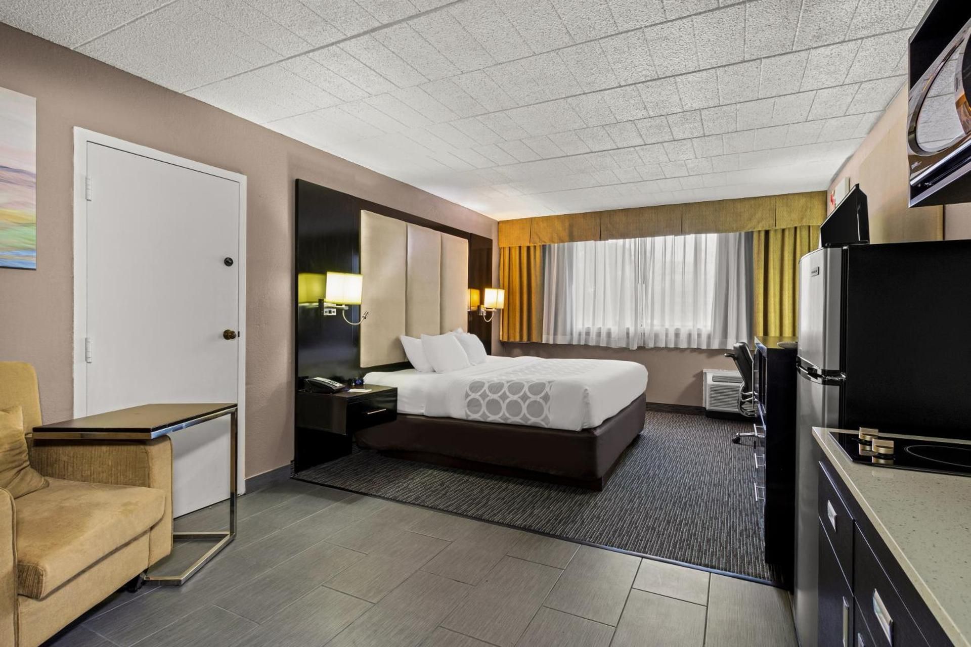 1 King Bed, Nonsmoking