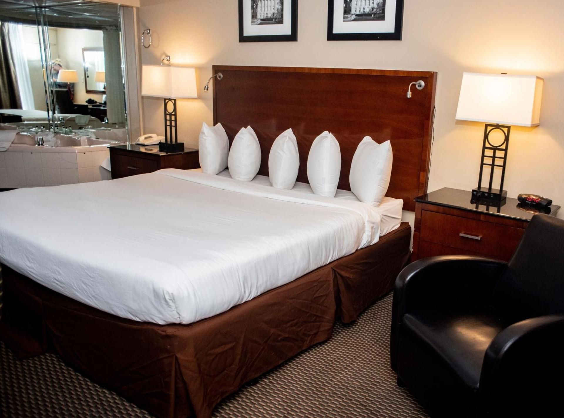 King Whirlpool Room