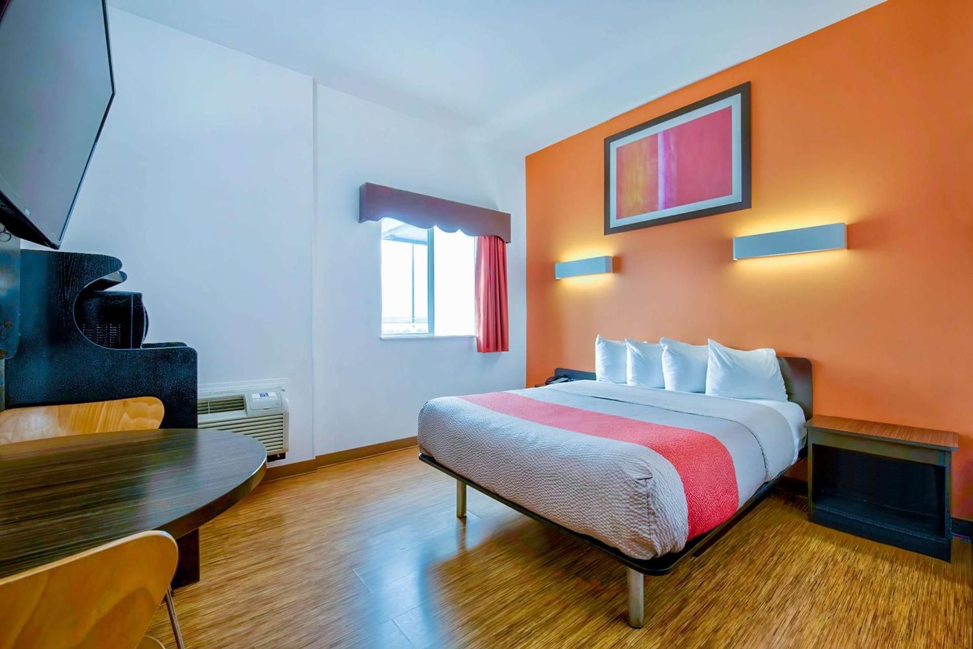 Queen Room - Disability Access - Non-Smoking